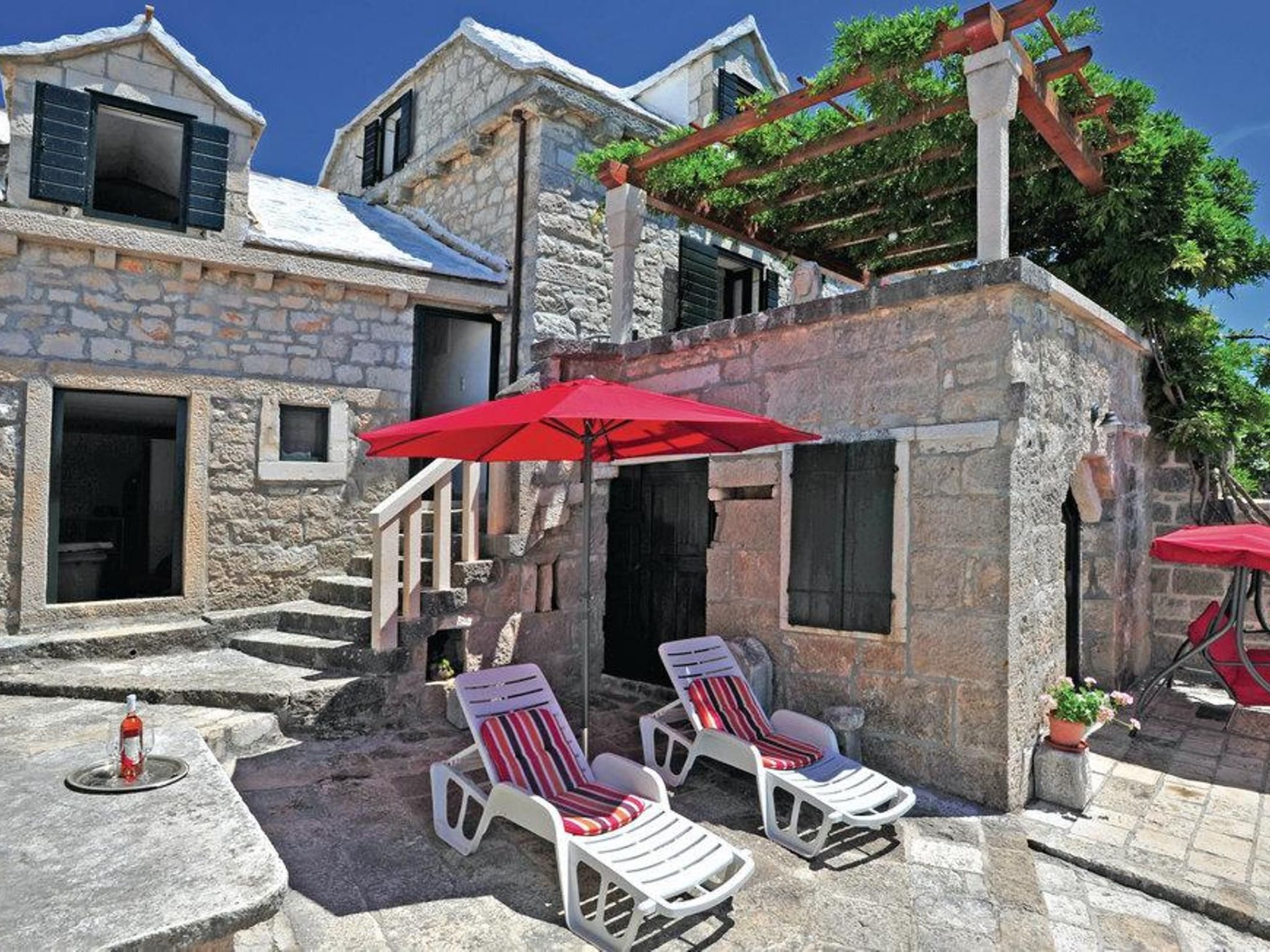 Steinhaus Glicinija mit Pool-Dedans