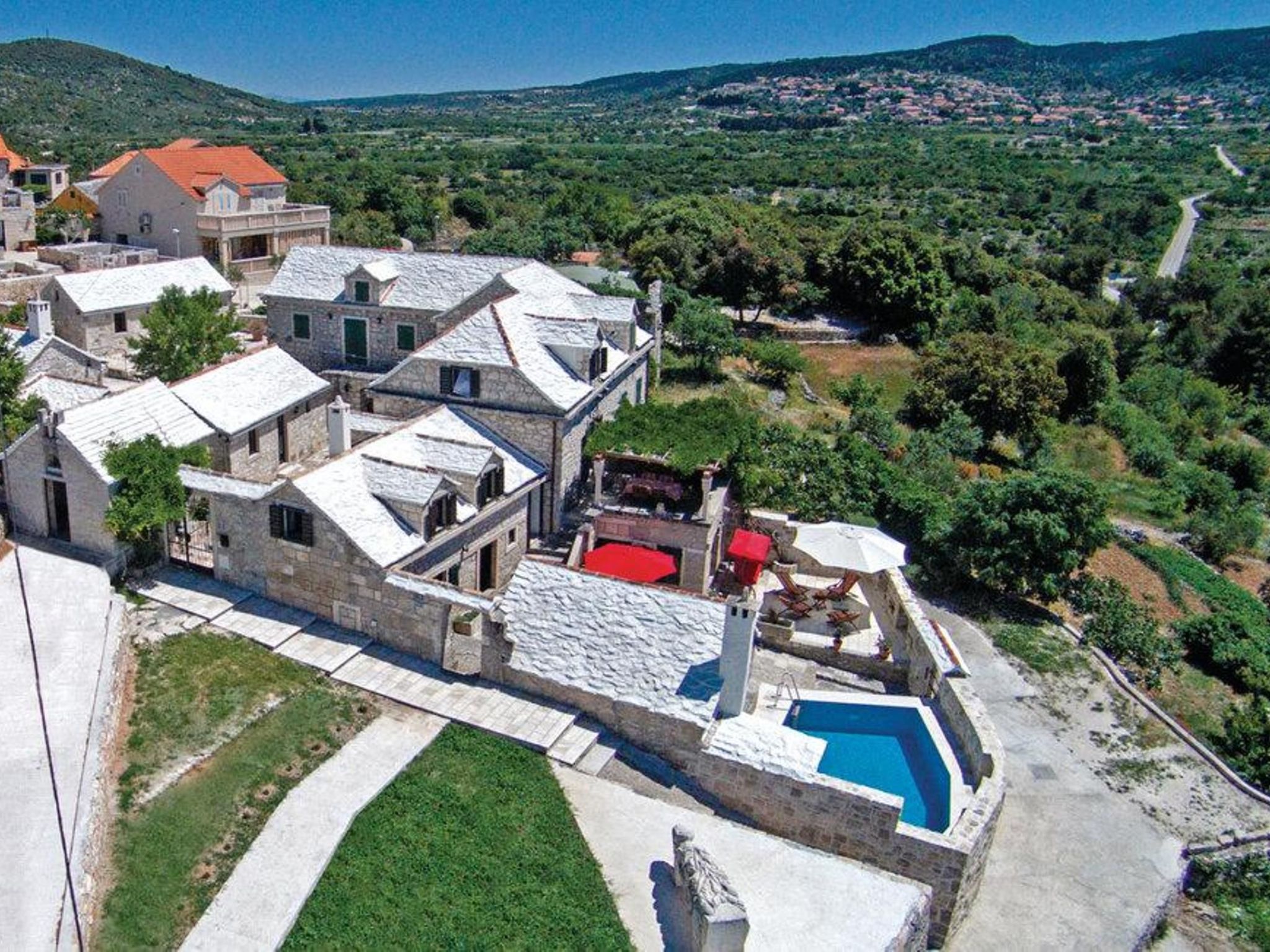 Steinhaus Glicinija mit Pool-Dedans