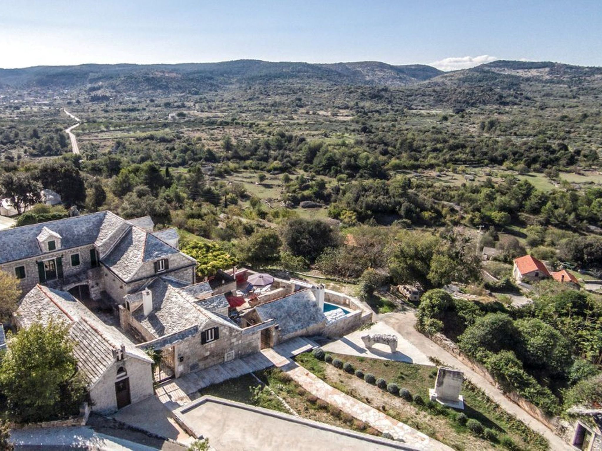 Steinhaus Glicinija mit Pool-Dedans