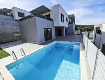 Villa Aloa III: Luxe vakantiehuis aan zee op Brač met privézwembad - thumbnail 1