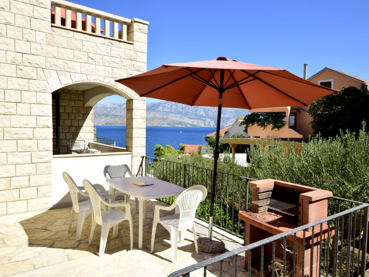 Op 250 m van zee: Ruim vakantiehuis voor 12 personen in Postira in Brač/Postira