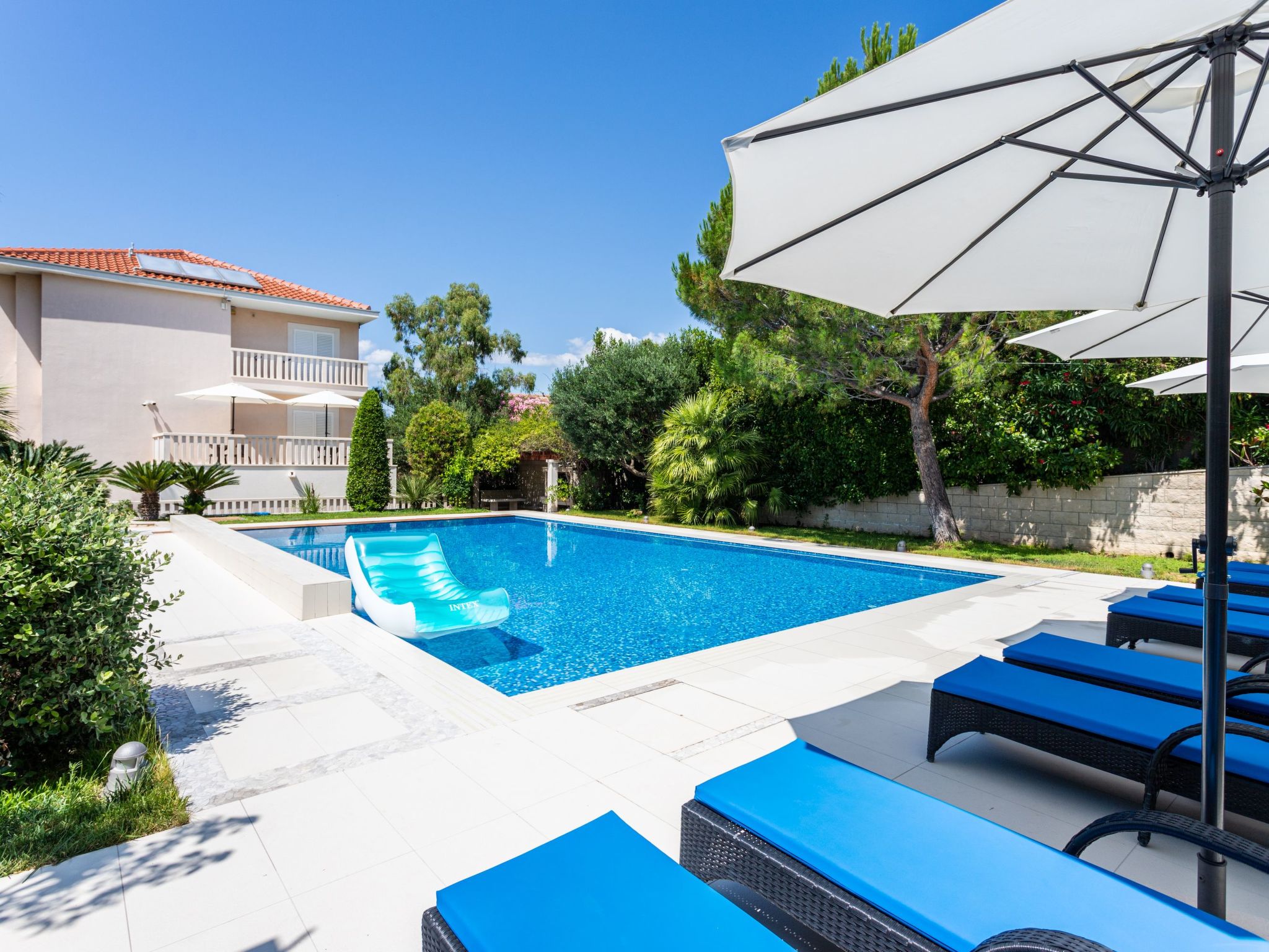 Geräumige Ferienwohnung mit privatem Sonnenbalkon-Dedans