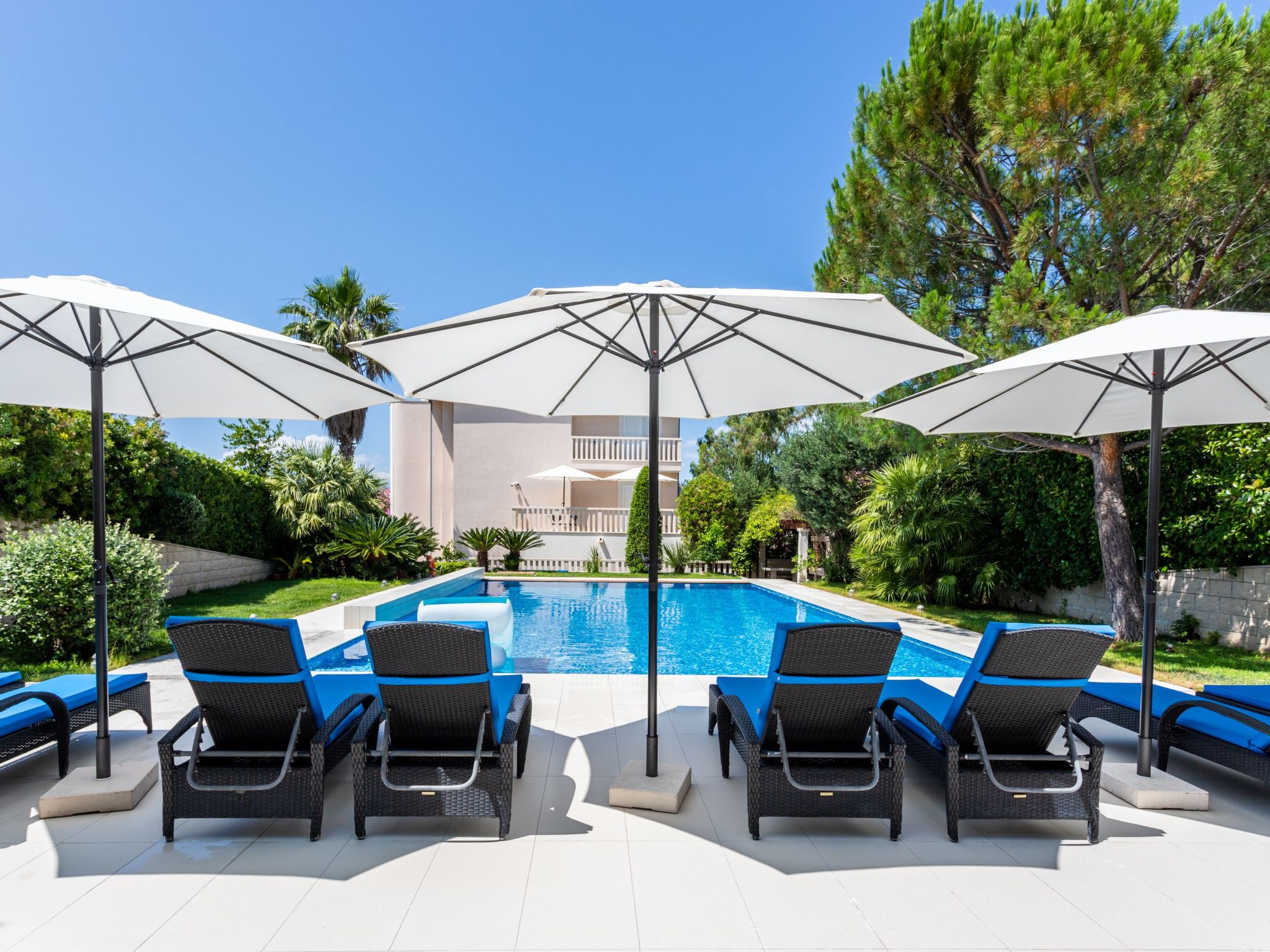 Große Ferienwohnung mit Pool, Garten und Terrasse