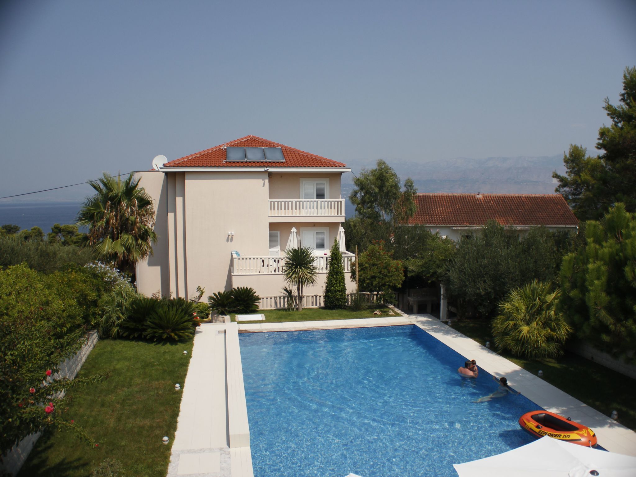 Große Ferienwohnung mit Pool, Garten und Terrasse-Dedans