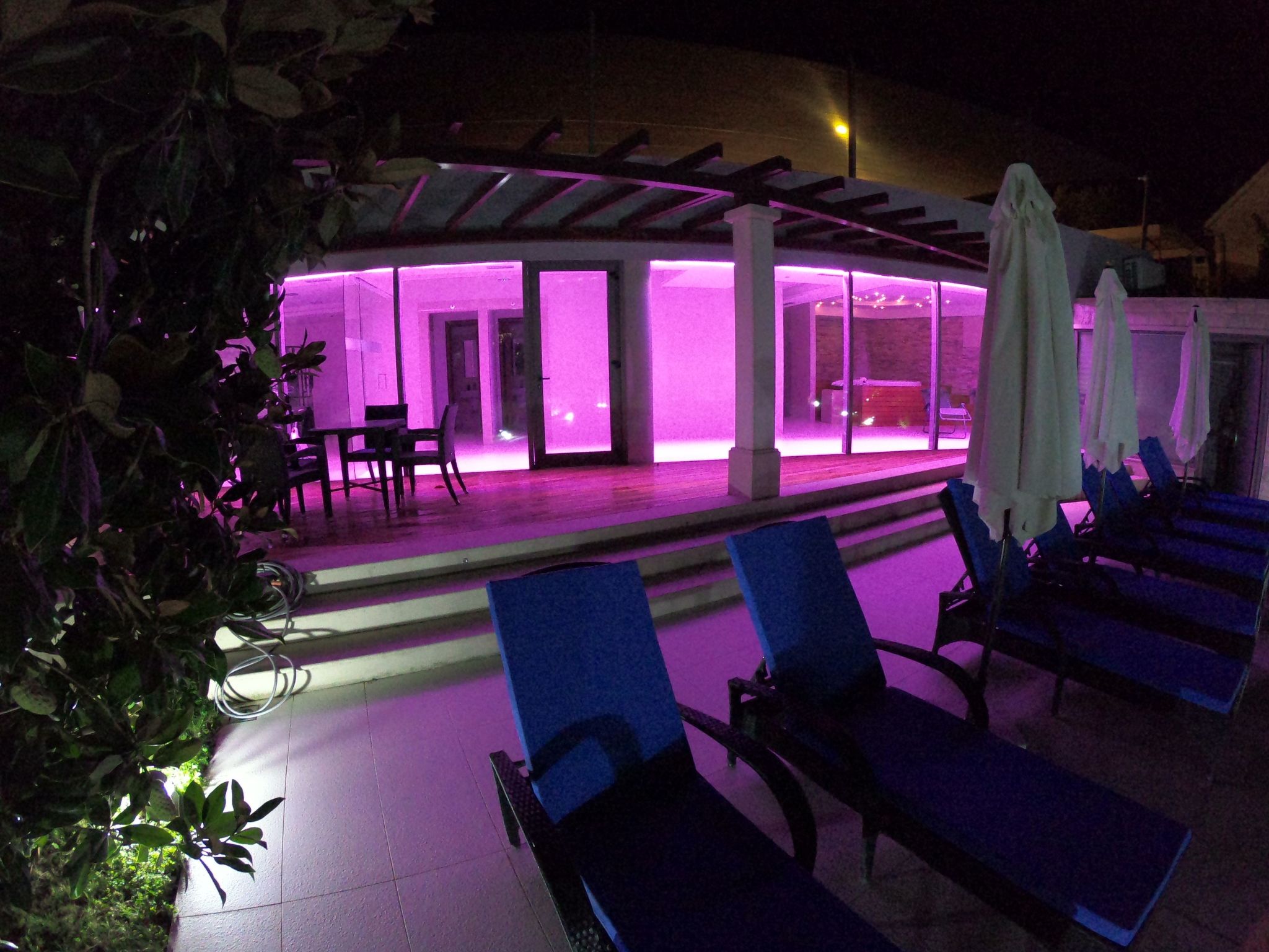 Große Ferienwohnung mit Pool, Garten und Terrasse-Dedans