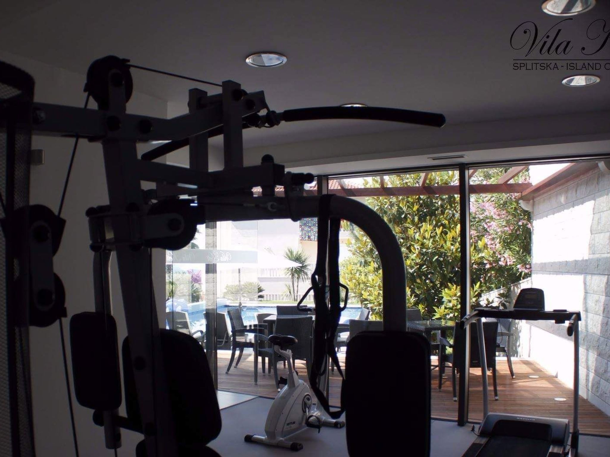 Große Ferienwohnung mit Pool, Garten und Terrasse-Dedans