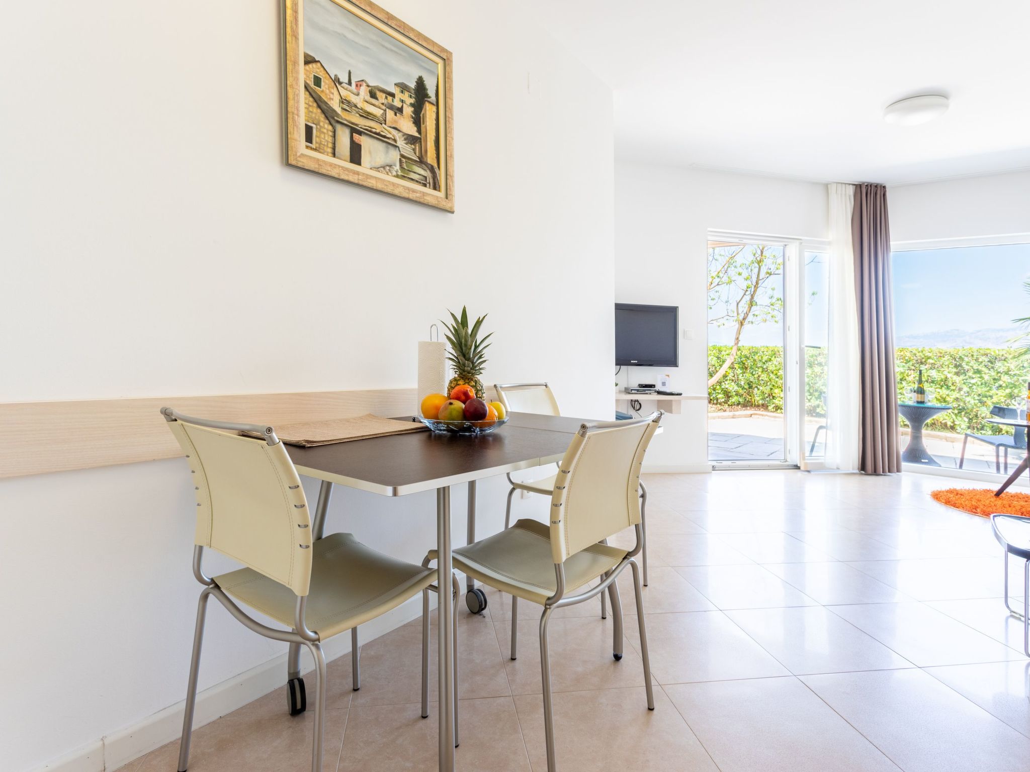 Große Ferienwohnung mit Pool, Garten und Terrasse-Dedans