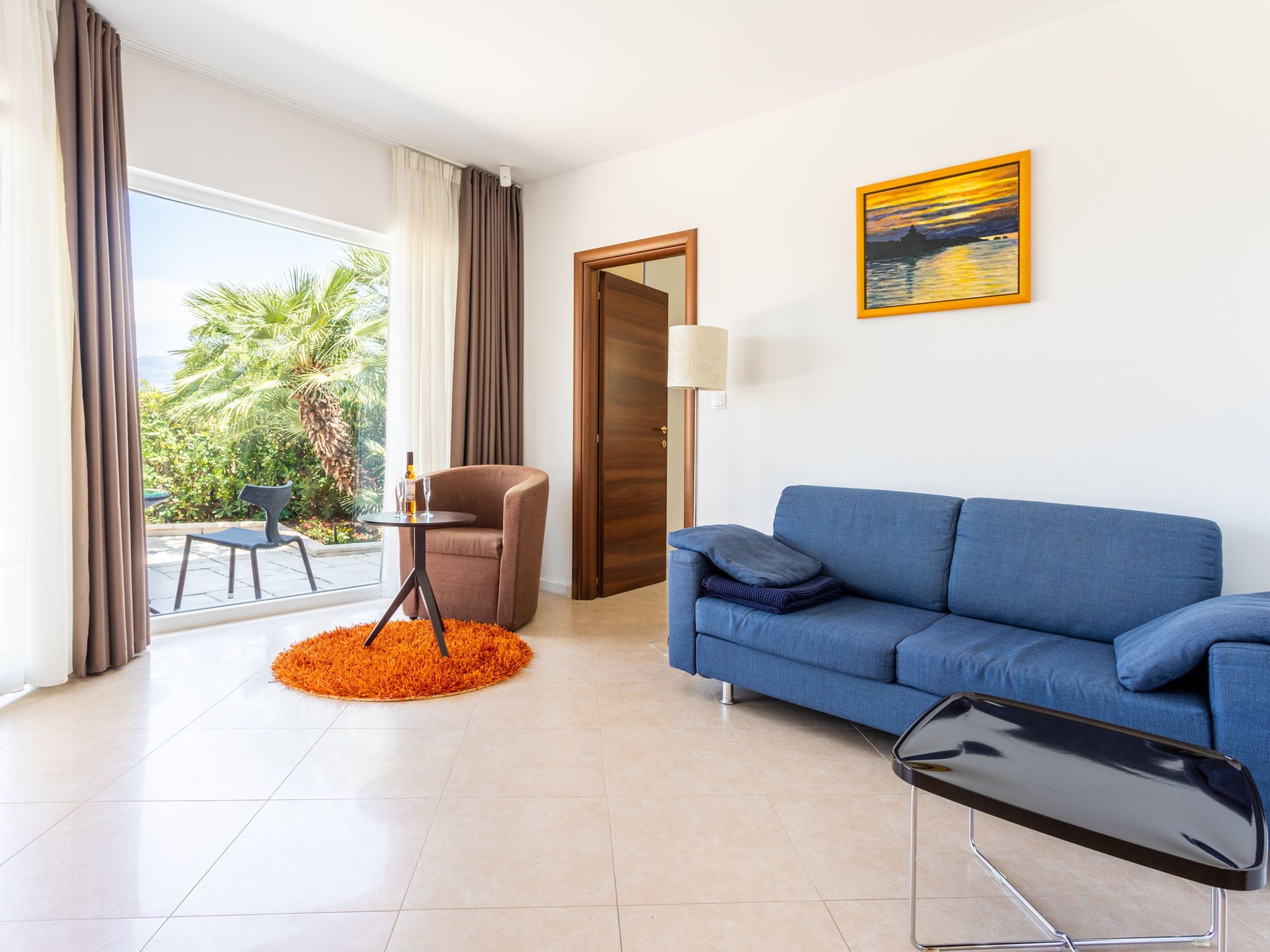 Große Ferienwohnung mit Pool, Garten und Terrasse-Dedans