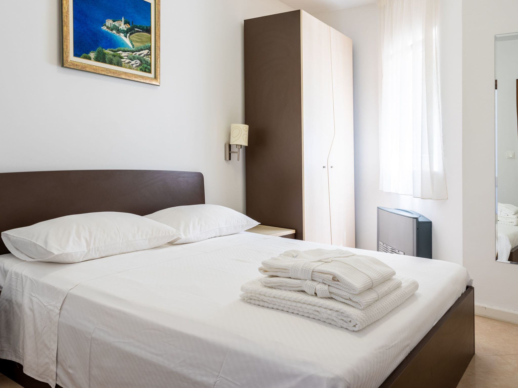 Große Ferienwohnung mit Pool, Garten und Terrasse-Dedans