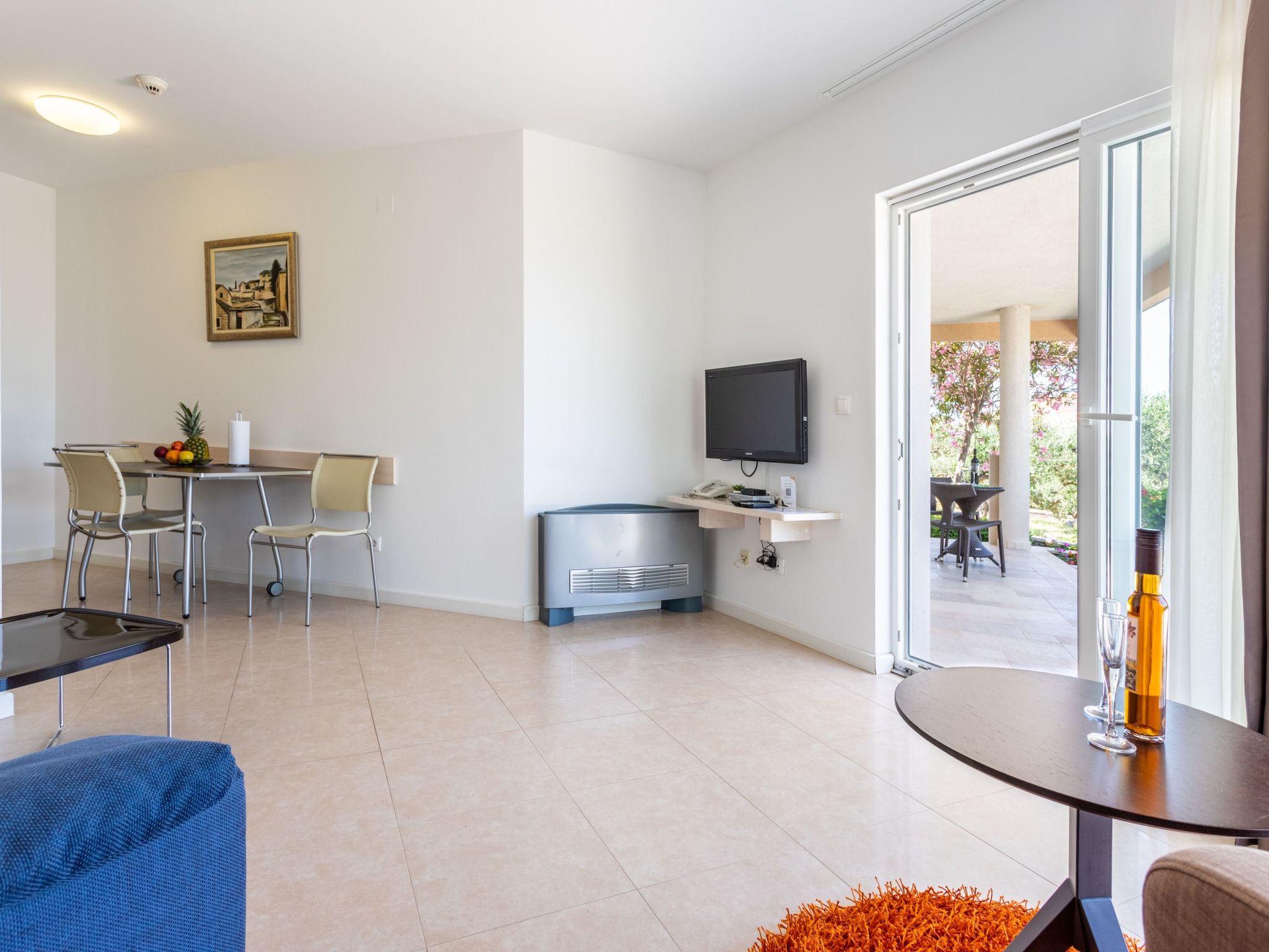 Große Ferienwohnung mit Pool, Garten und Terrasse-Dedans