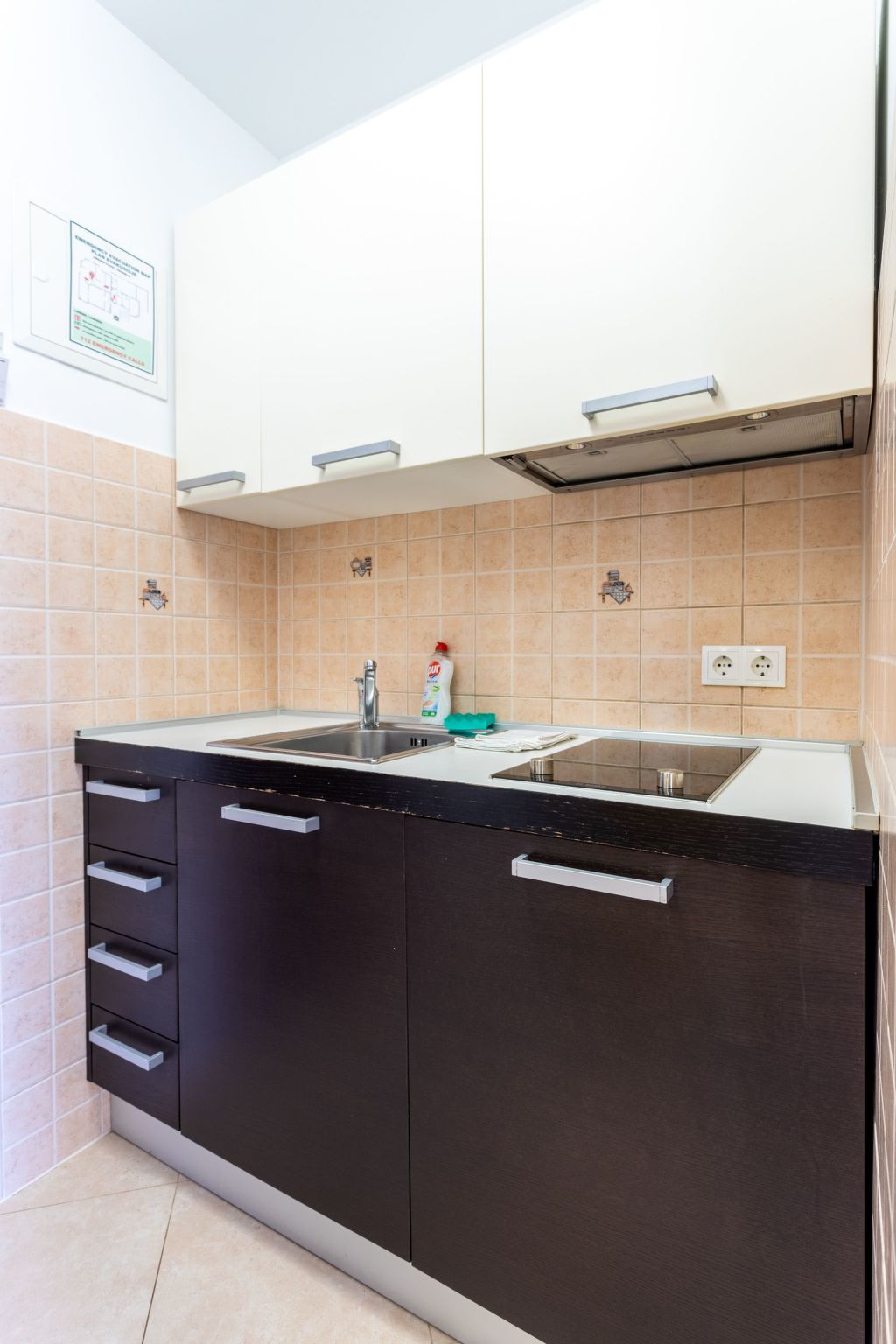 Große Ferienwohnung mit Pool, Garten und Terrasse-Dedans