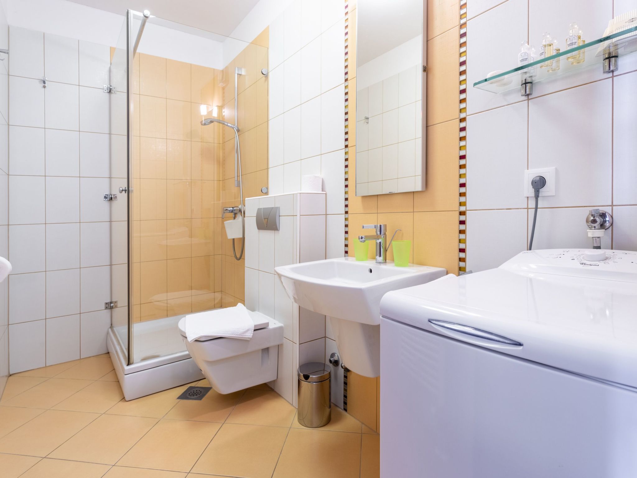 Große Ferienwohnung mit Pool, Garten und Terrasse-Dedans