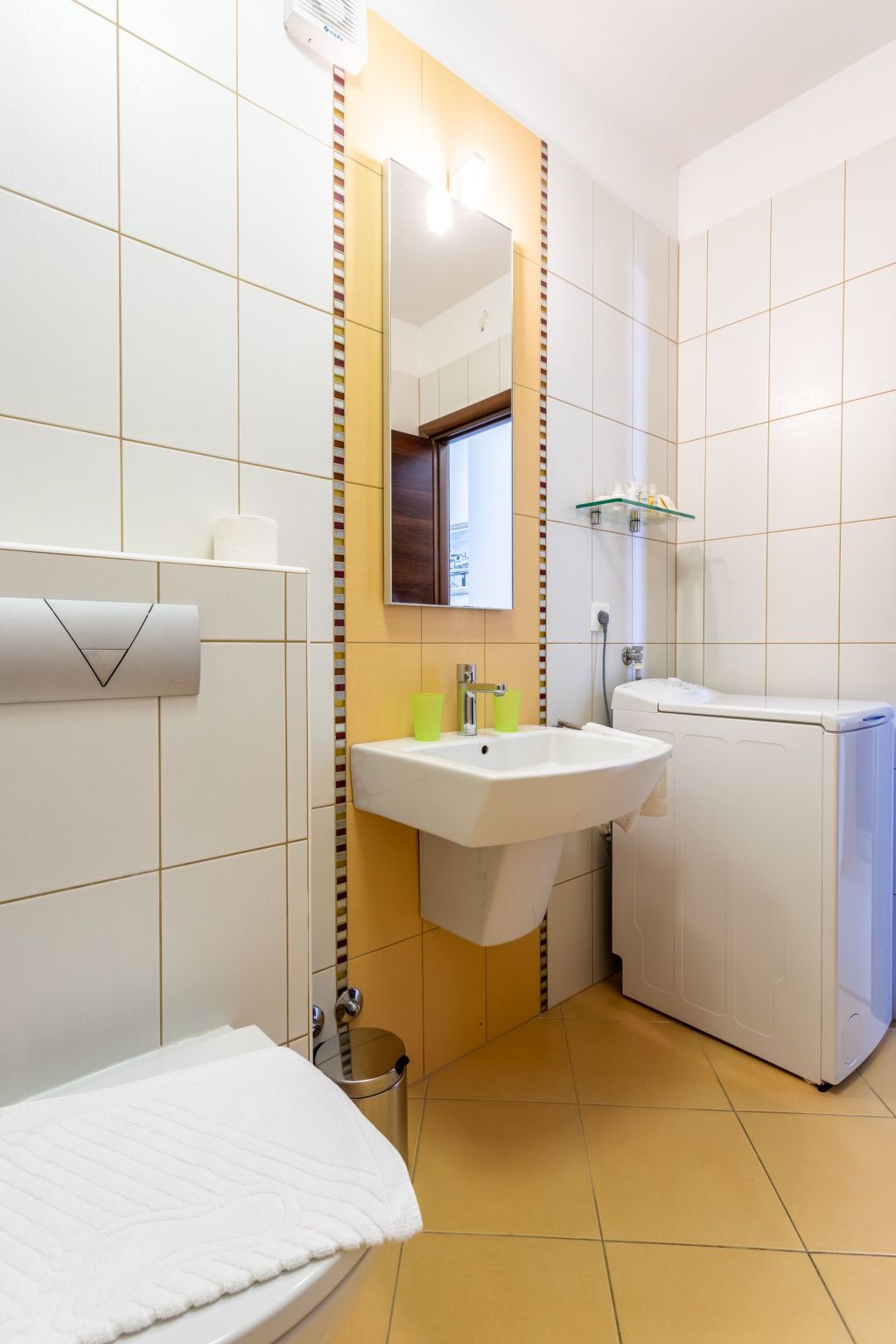 Große Ferienwohnung mit Pool, Garten und Terrasse-Dedans