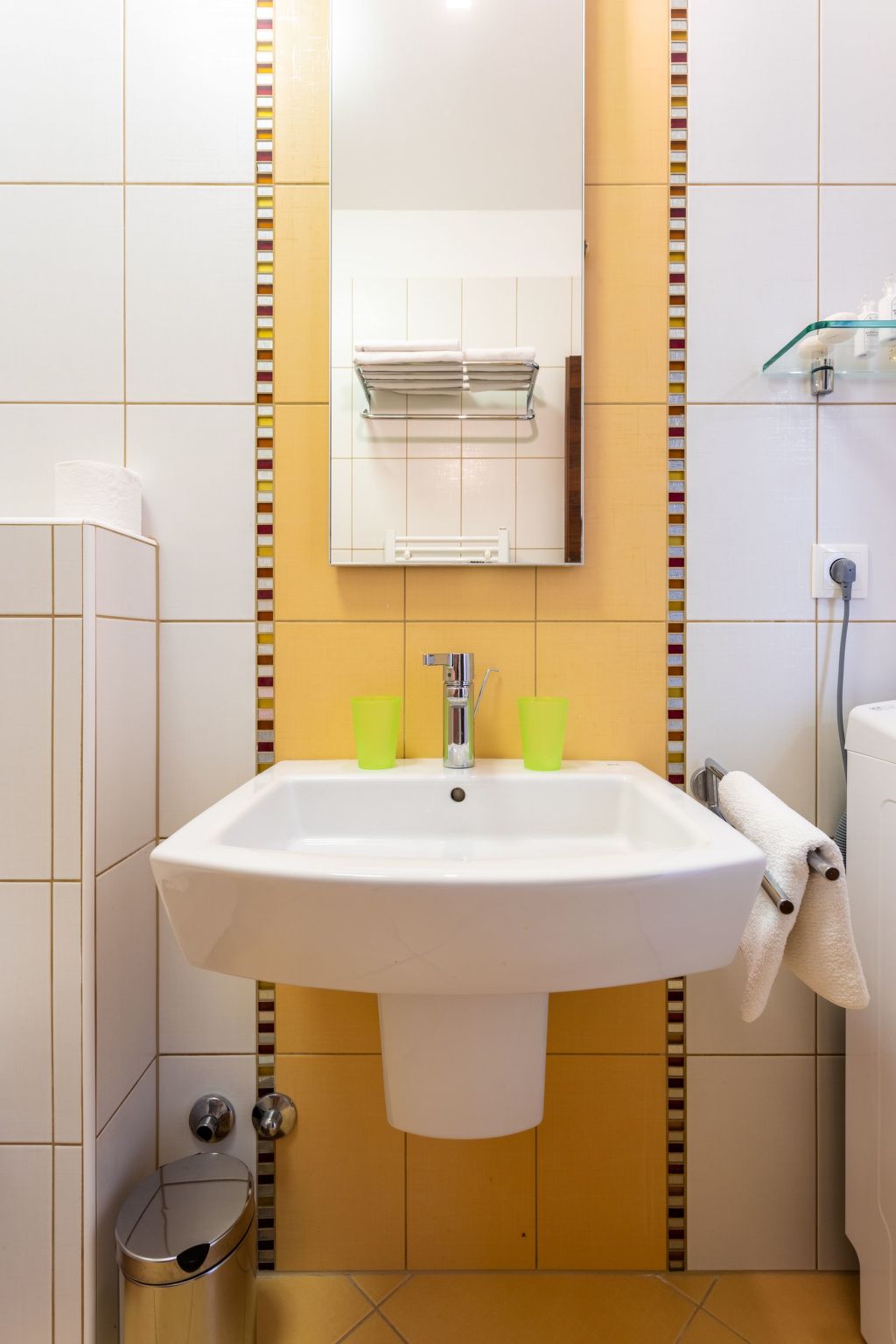 Große Ferienwohnung mit Pool, Garten und Terrasse-Dedans