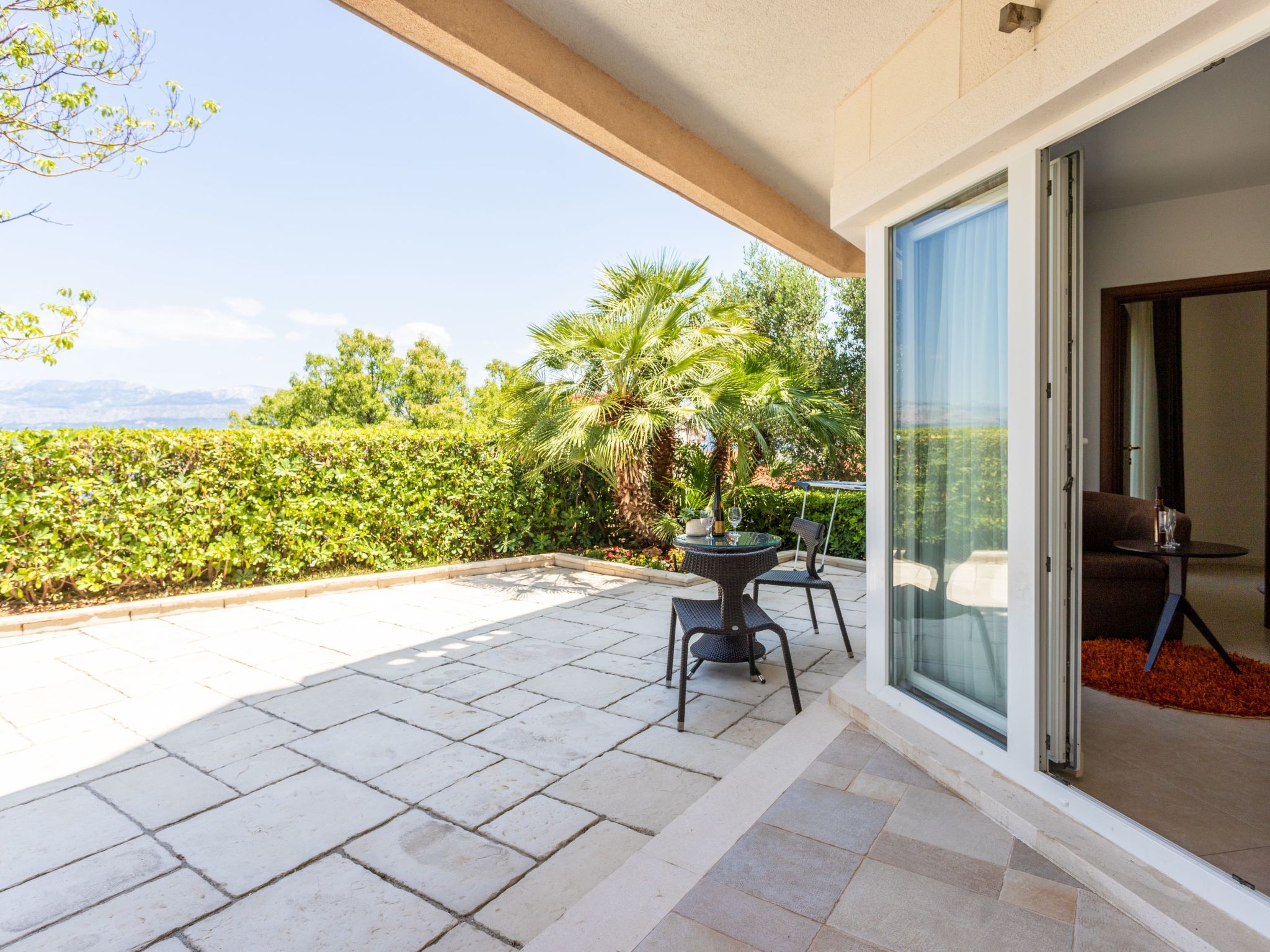 Große Ferienwohnung mit Pool, Garten und Terrasse-Dedans