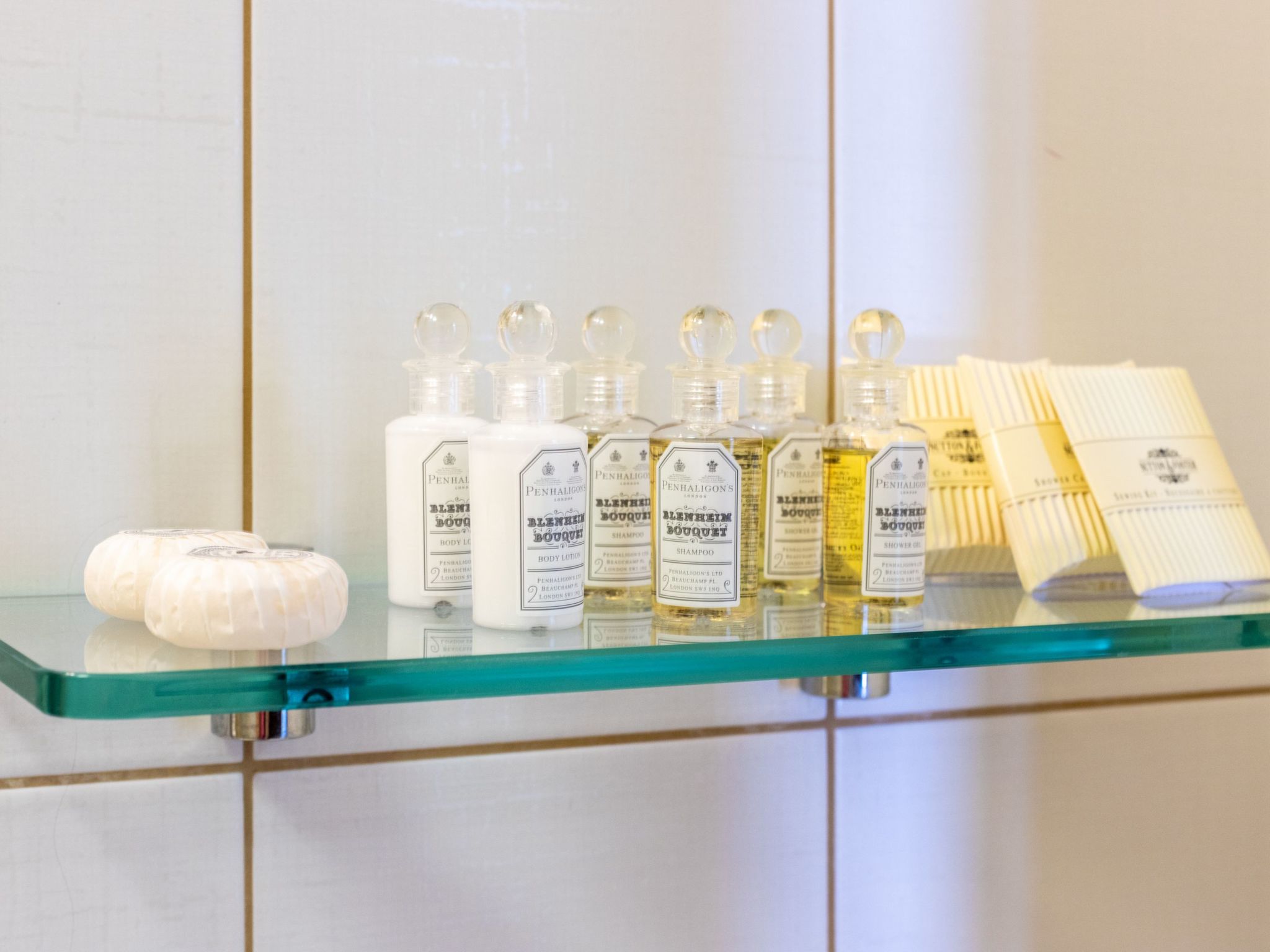 Große Ferienwohnung mit Pool, Garten und Terrasse-Dedans