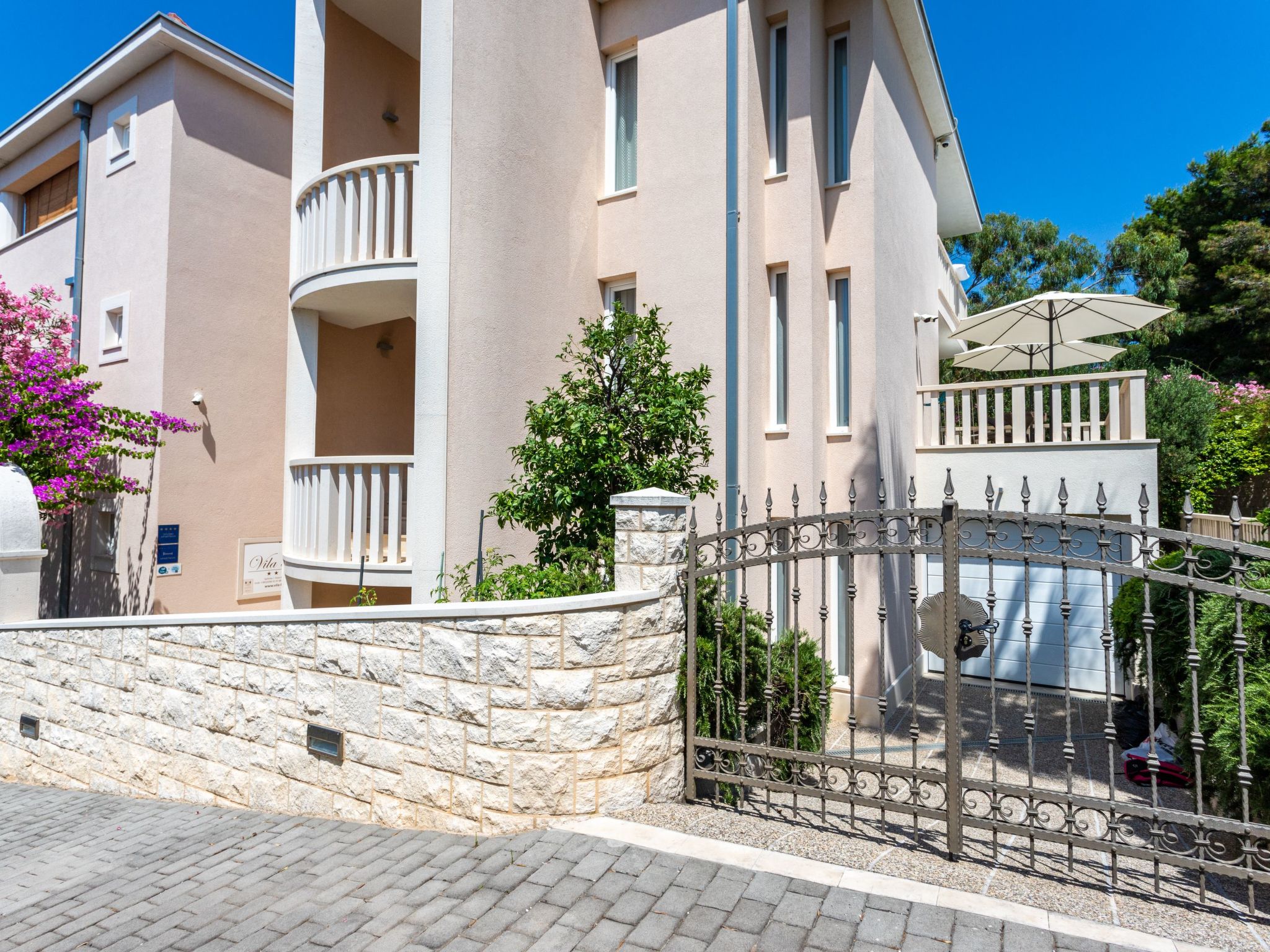 Große Ferienwohnung mit Pool, Garten und Terrasse