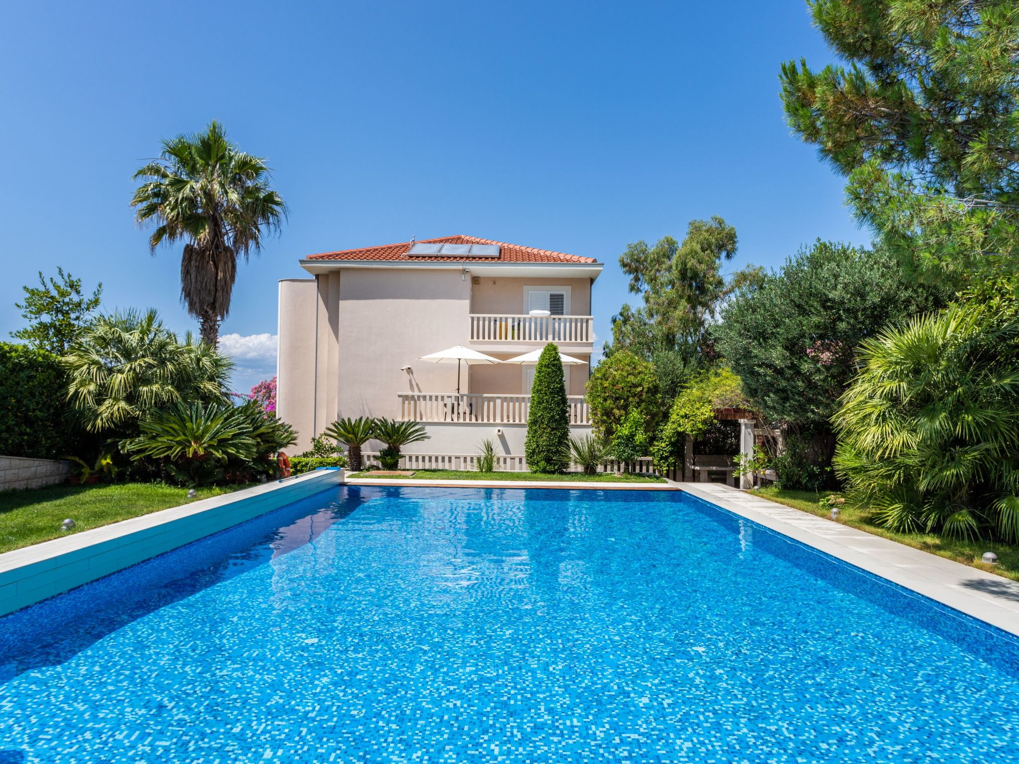 Große Ferienwohnung mit Pool, Garten und Terrasse-Dedans