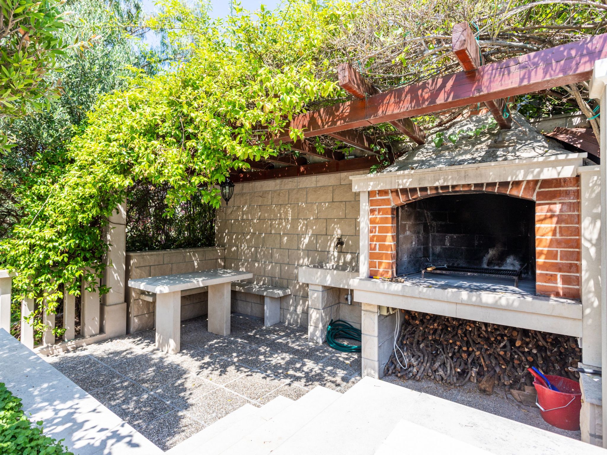 Große Ferienwohnung mit Pool, Garten und Terrasse-Dedans