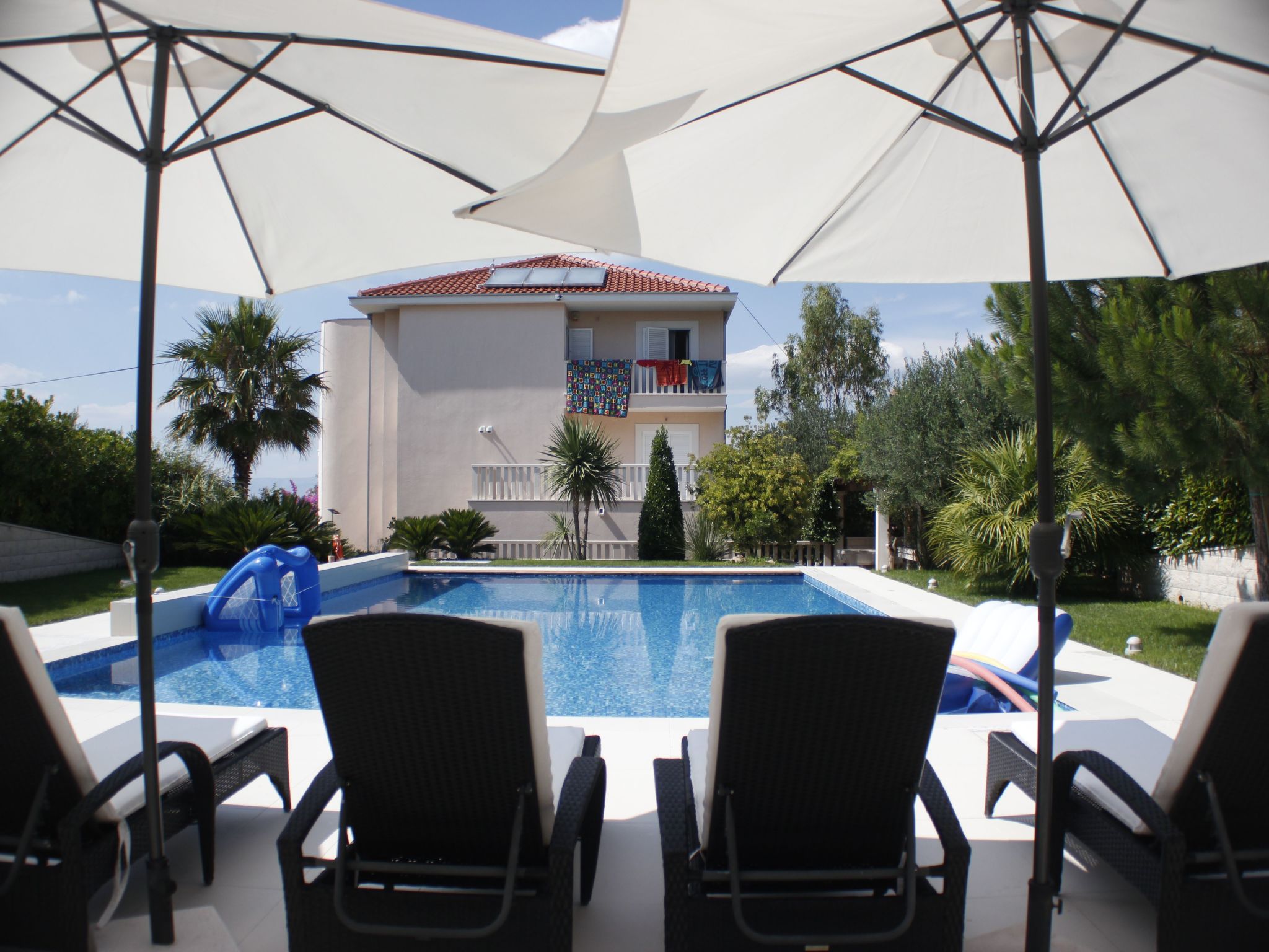 Große Ferienwohnung mit Pool, Garten und Terrasse-Dedans