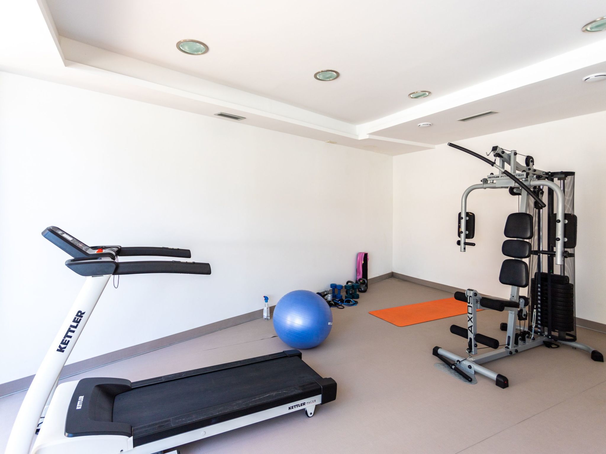 Große Ferienwohnung mit Pool, Garten und Terrasse-Dedans