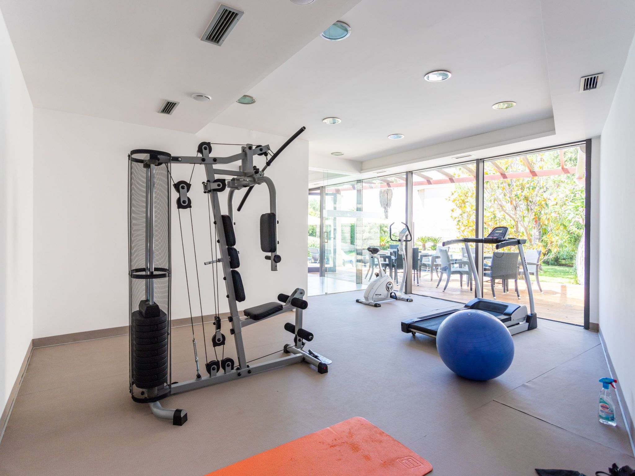 Große Ferienwohnung mit Pool, Garten und Terrasse-Dedans