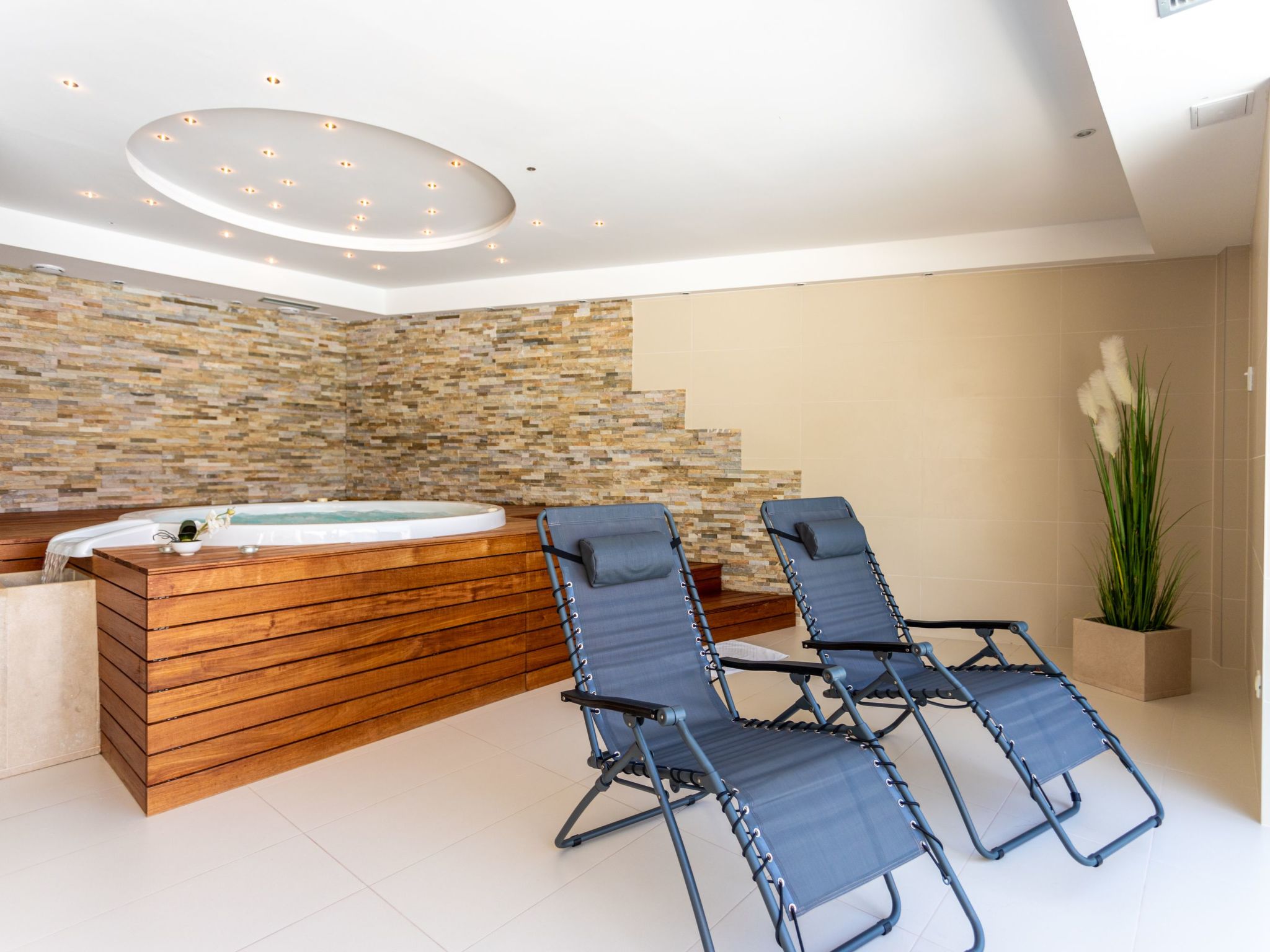 Große Ferienwohnung mit Pool, Garten und Terrasse-Dedans