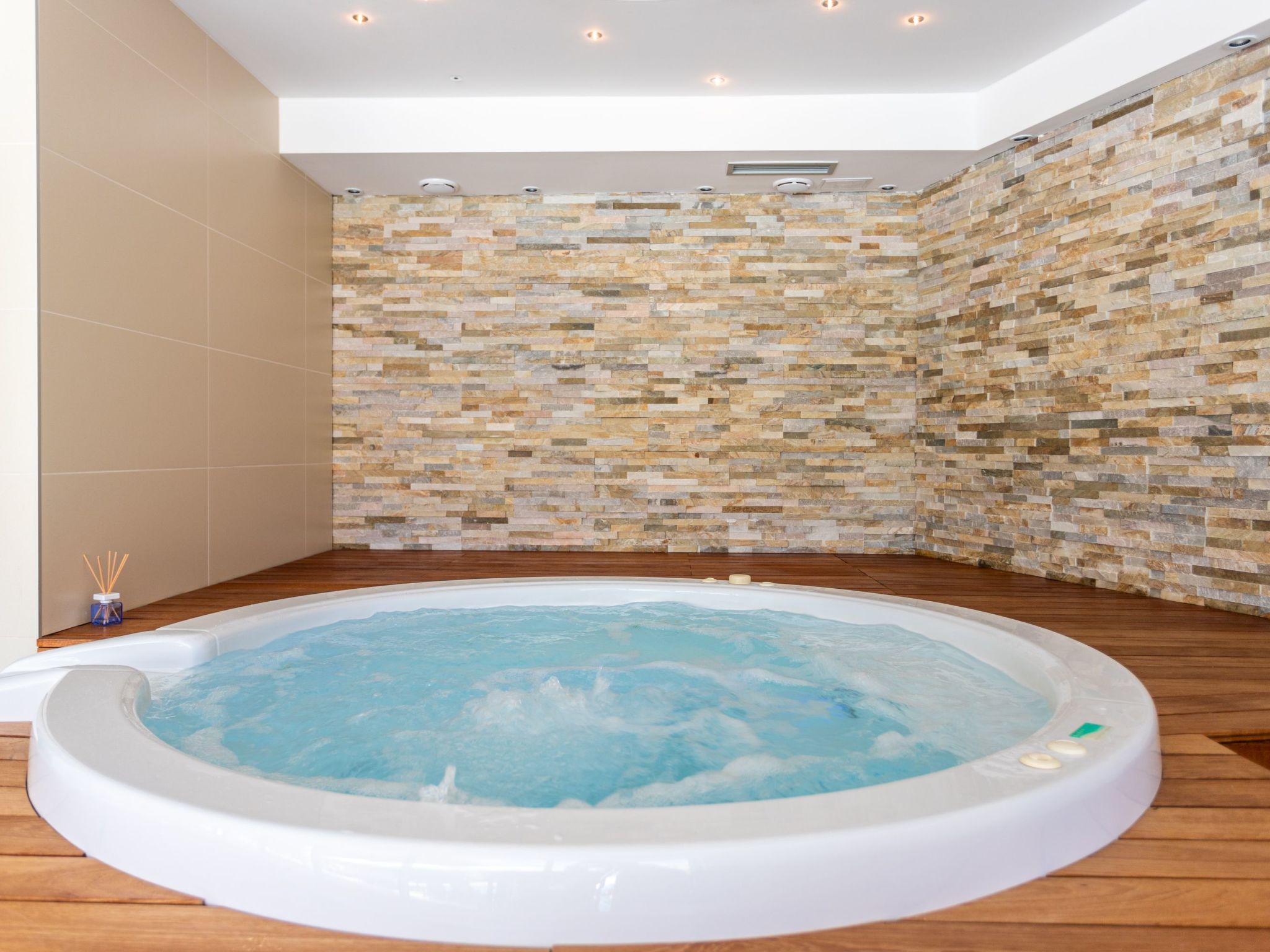 Große Ferienwohnung mit Pool, Garten und Terrasse-Dedans