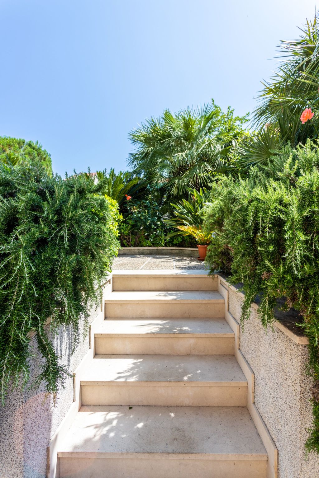 Große Ferienwohnung mit Pool, Garten und Terrasse-Dedans