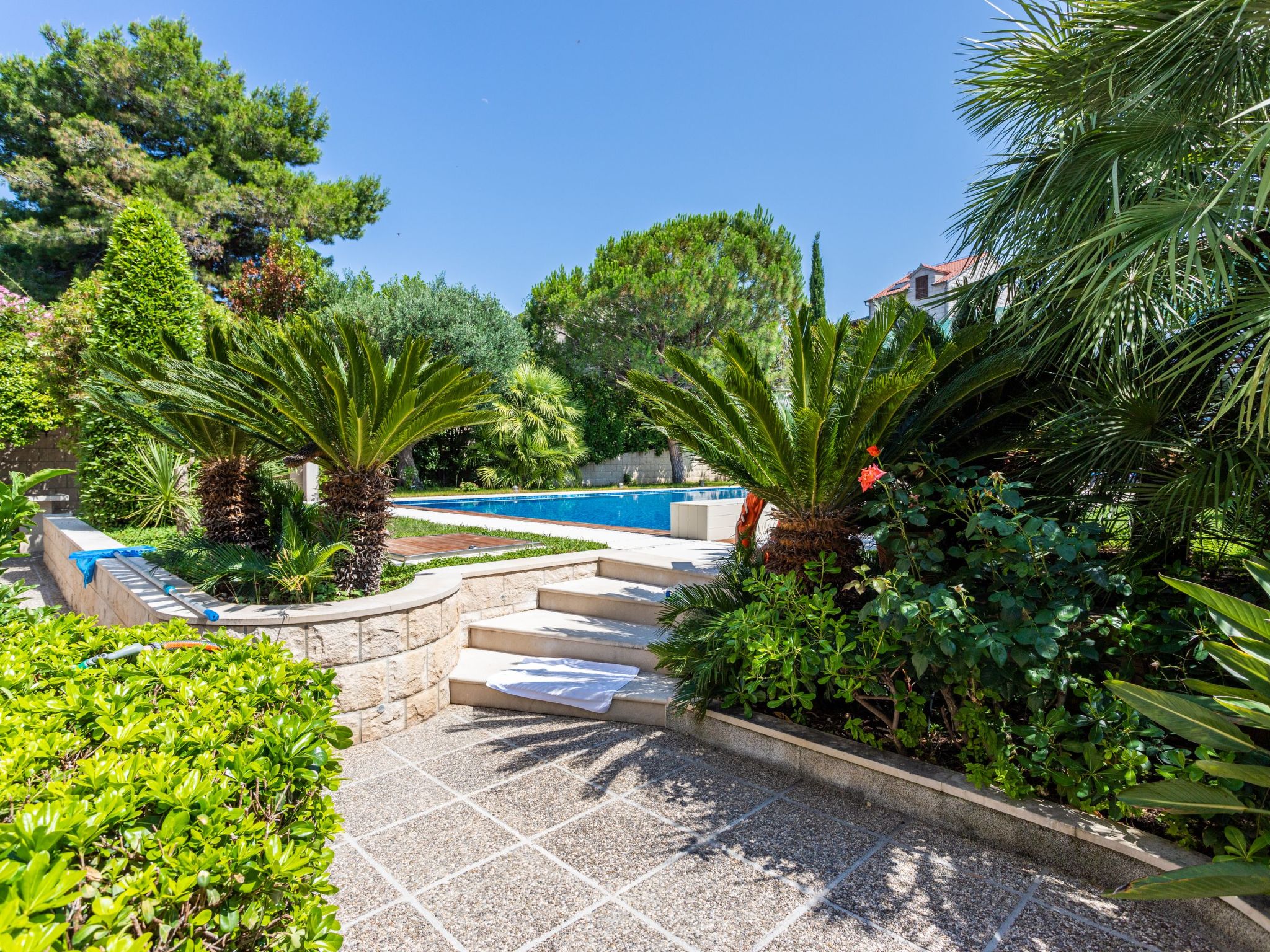 Große Ferienwohnung mit Pool, Garten und Terrasse-Dedans