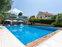 Luxuriöse Ferienwohnung mit Poolblick