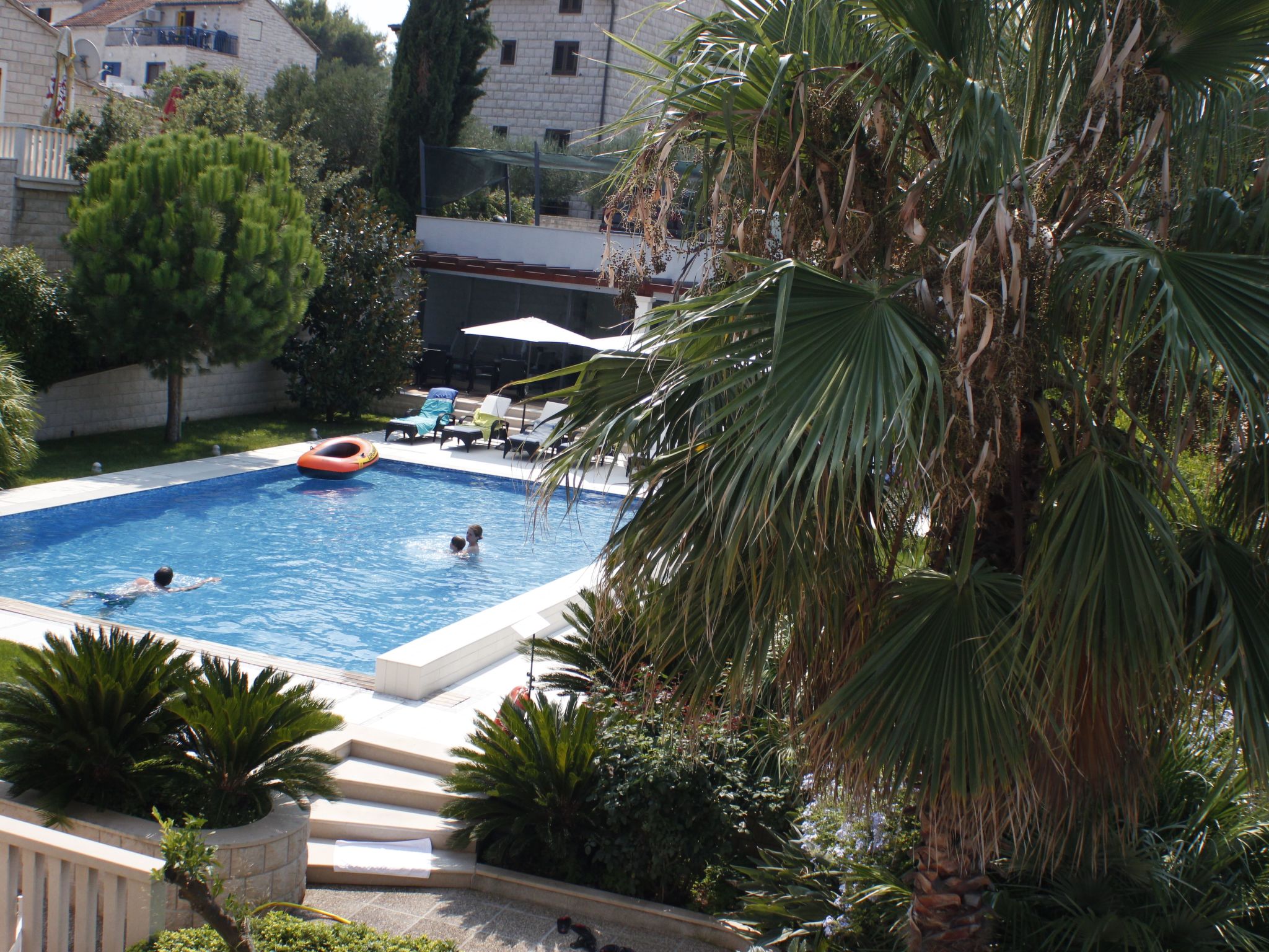 Luxuriöse Ferienwohnung mit Poolblick-Dedans