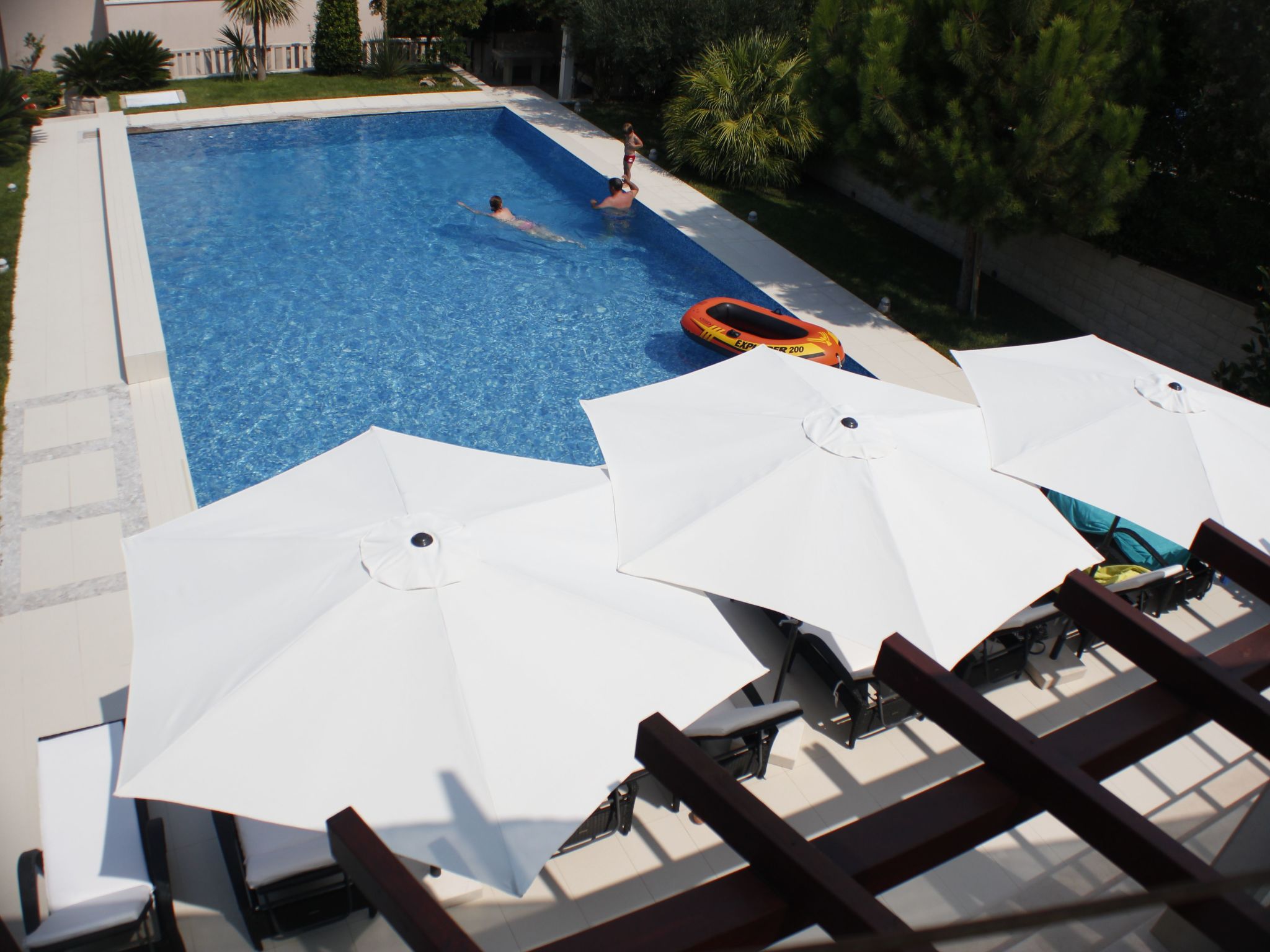 Luxuriöse Ferienwohnung mit Poolblick-Dedans