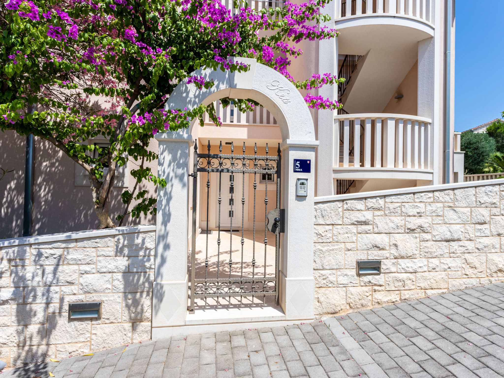 Luxuriöse Ferienwohnung mit Poolblick-Dedans