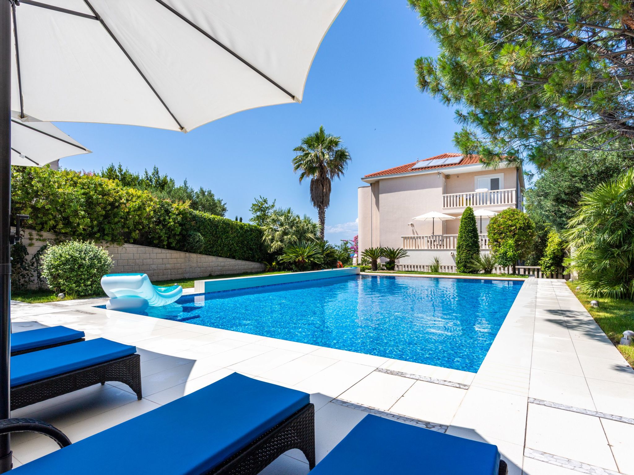 Luxuriöse Ferienwohnung mit Poolblick