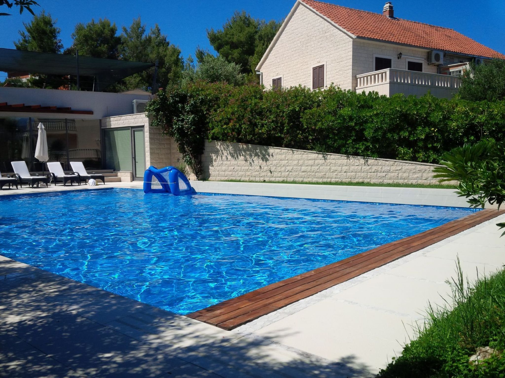 Luxuriöse Ferienwohnung mit Poolblick-Dedans