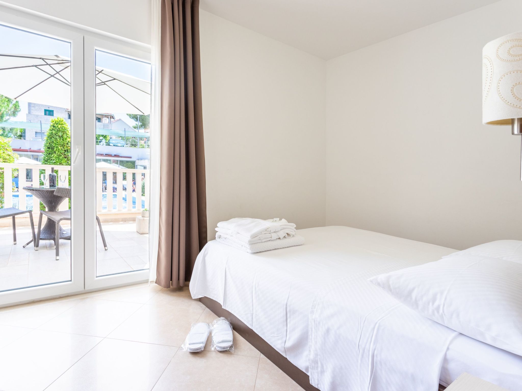 Luxuriöse Ferienwohnung mit Poolblick-Dedans