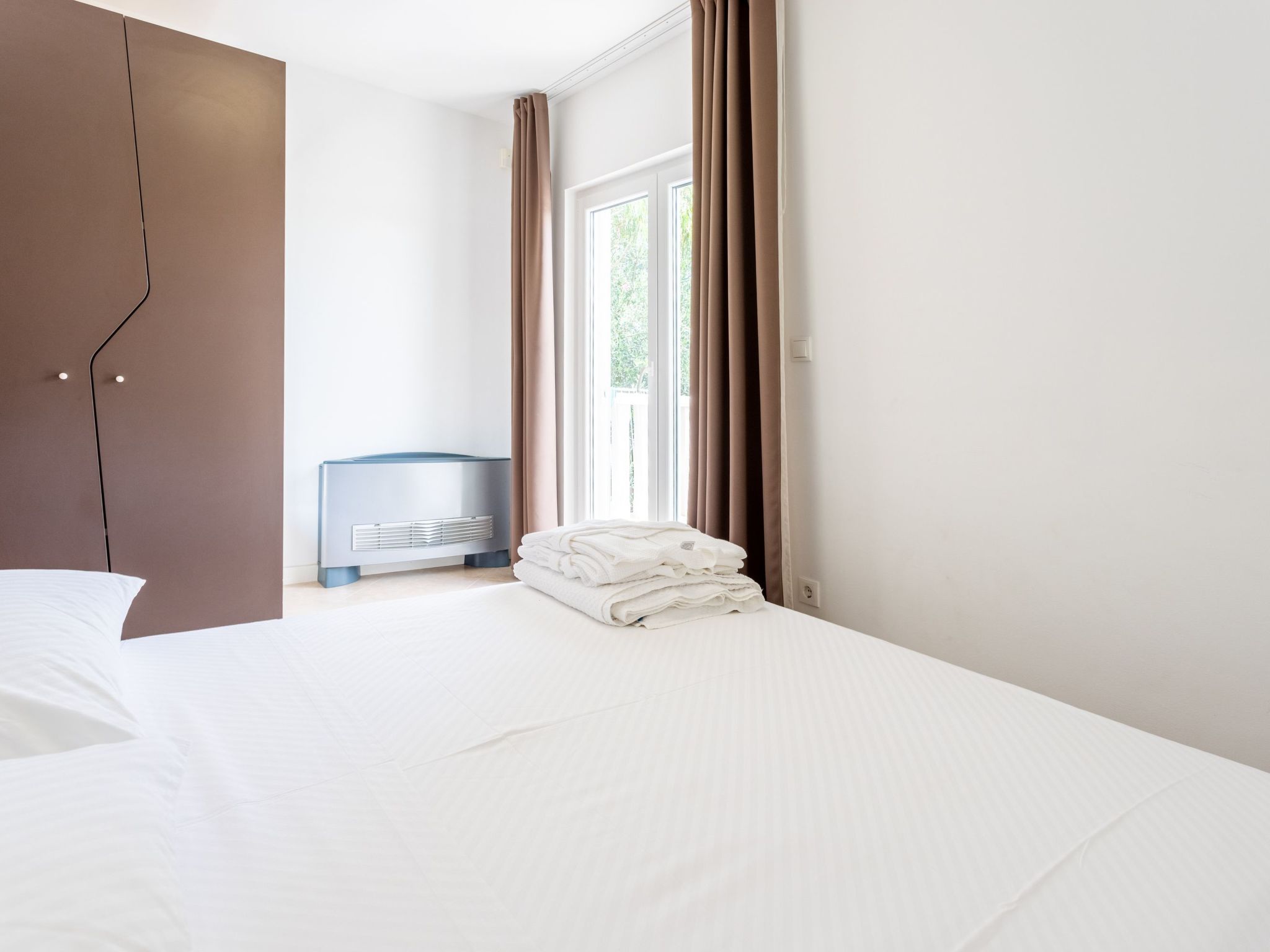 Luxuriöse Ferienwohnung mit Poolblick-Dedans