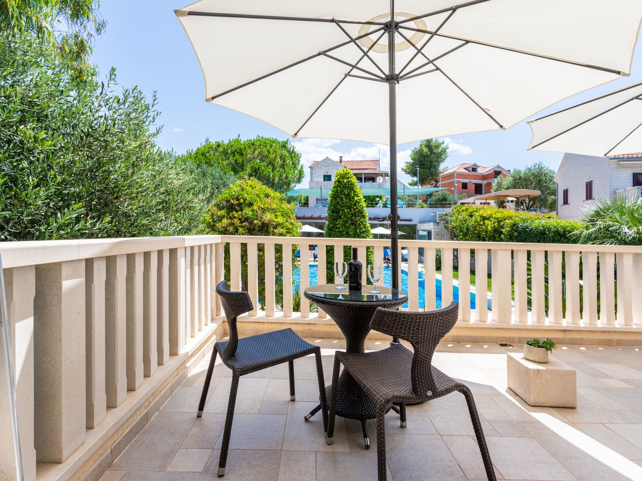 Luxuriöse Ferienwohnung mit Poolblick-Dedans