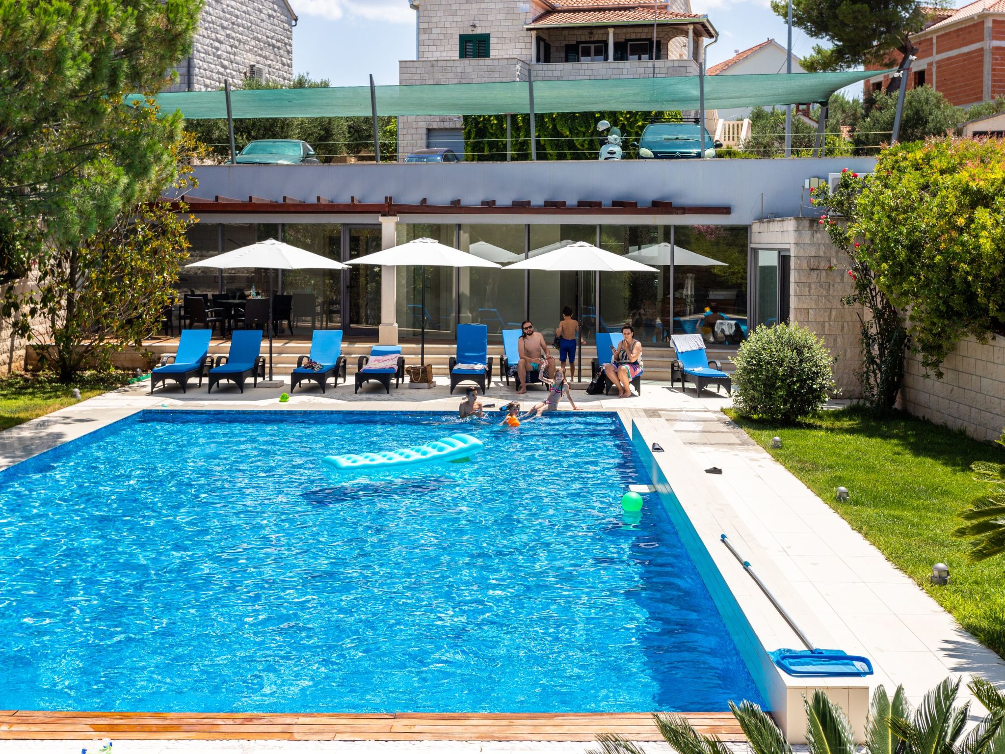 Luxuriöse Ferienwohnung mit Poolblick-Dedans