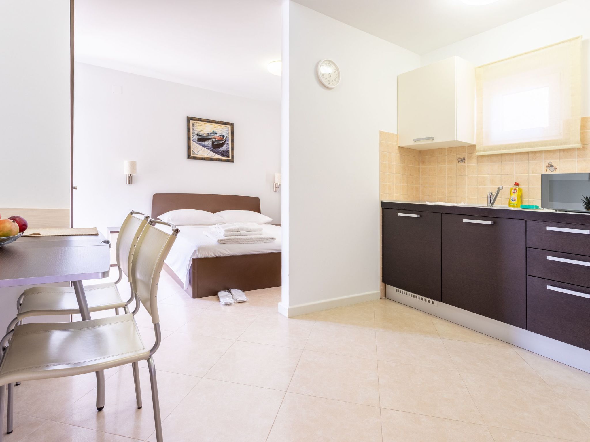 Helle Studio-Ferienwohnung mit Sonnenbalkon-Dedans