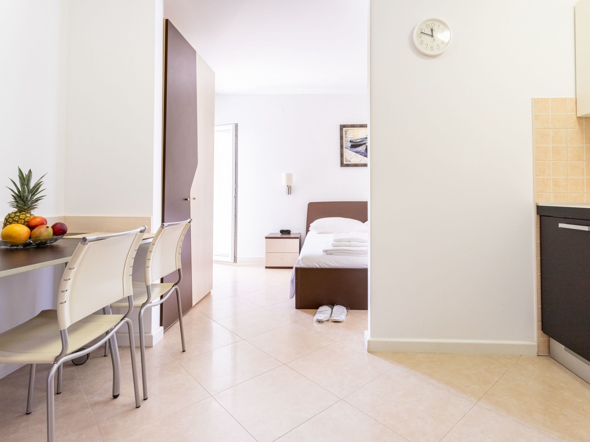 Helle Studio-Ferienwohnung mit Sonnenbalkon-Dedans