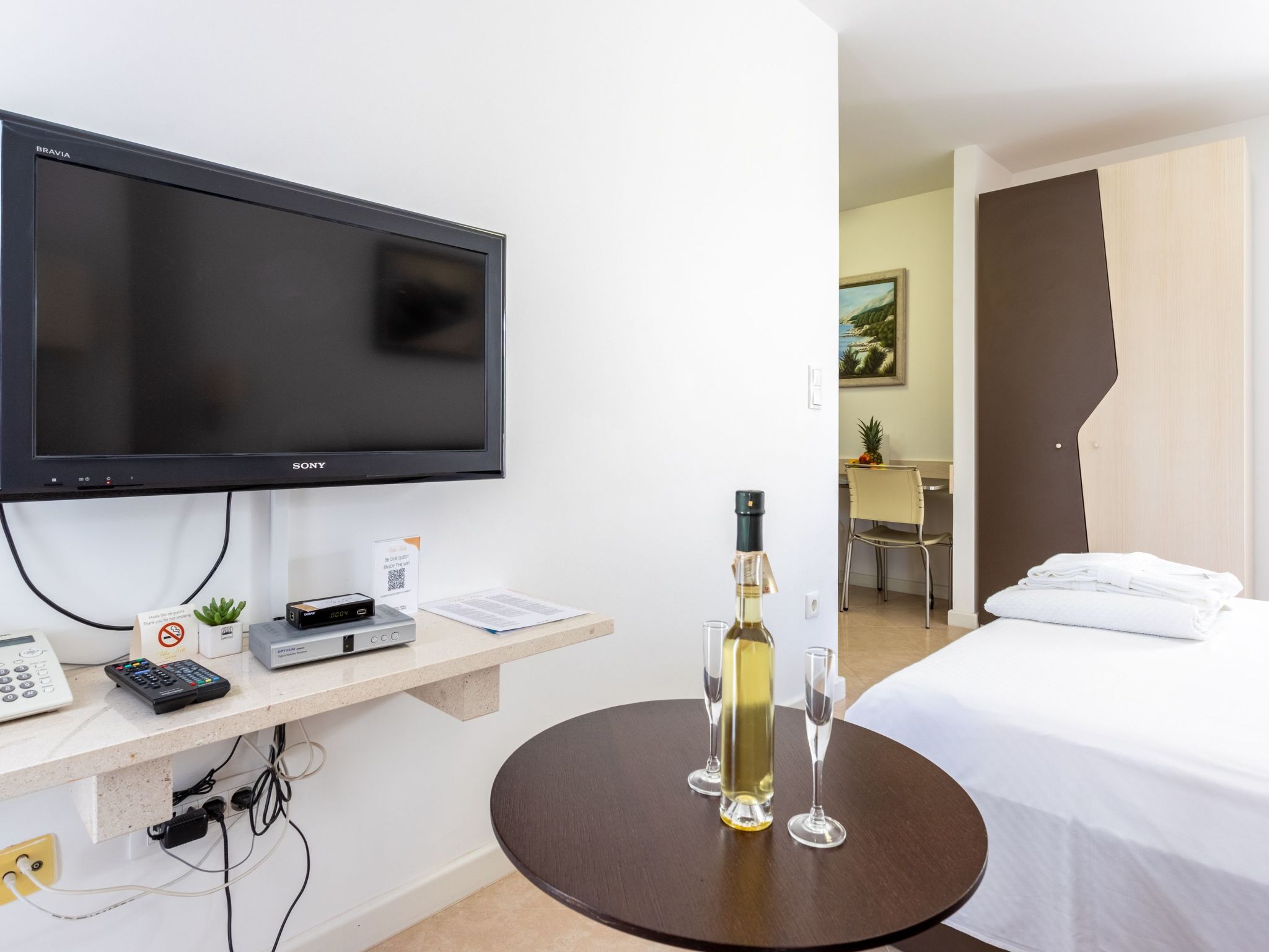 Helle Studio-Ferienwohnung mit Sonnenbalkon-Dedans