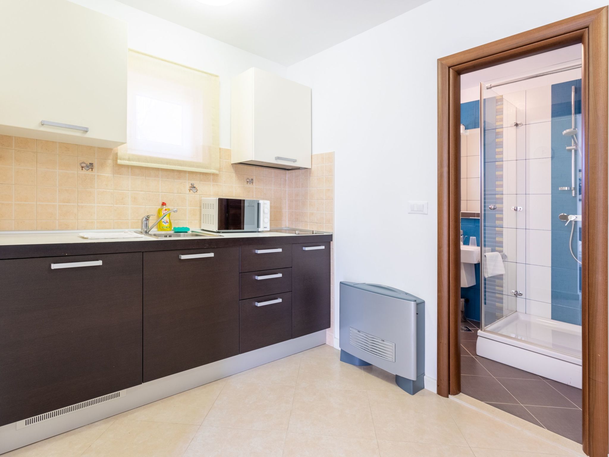 Helle Studio-Ferienwohnung mit Sonnenbalkon-Dedans