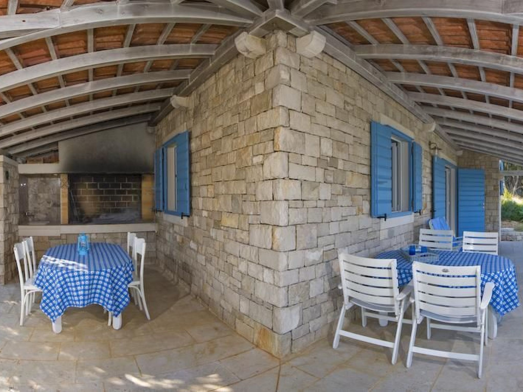 Romantisches traditionelles Natursteinhaus in erster Reihe zum Strand - Robinso