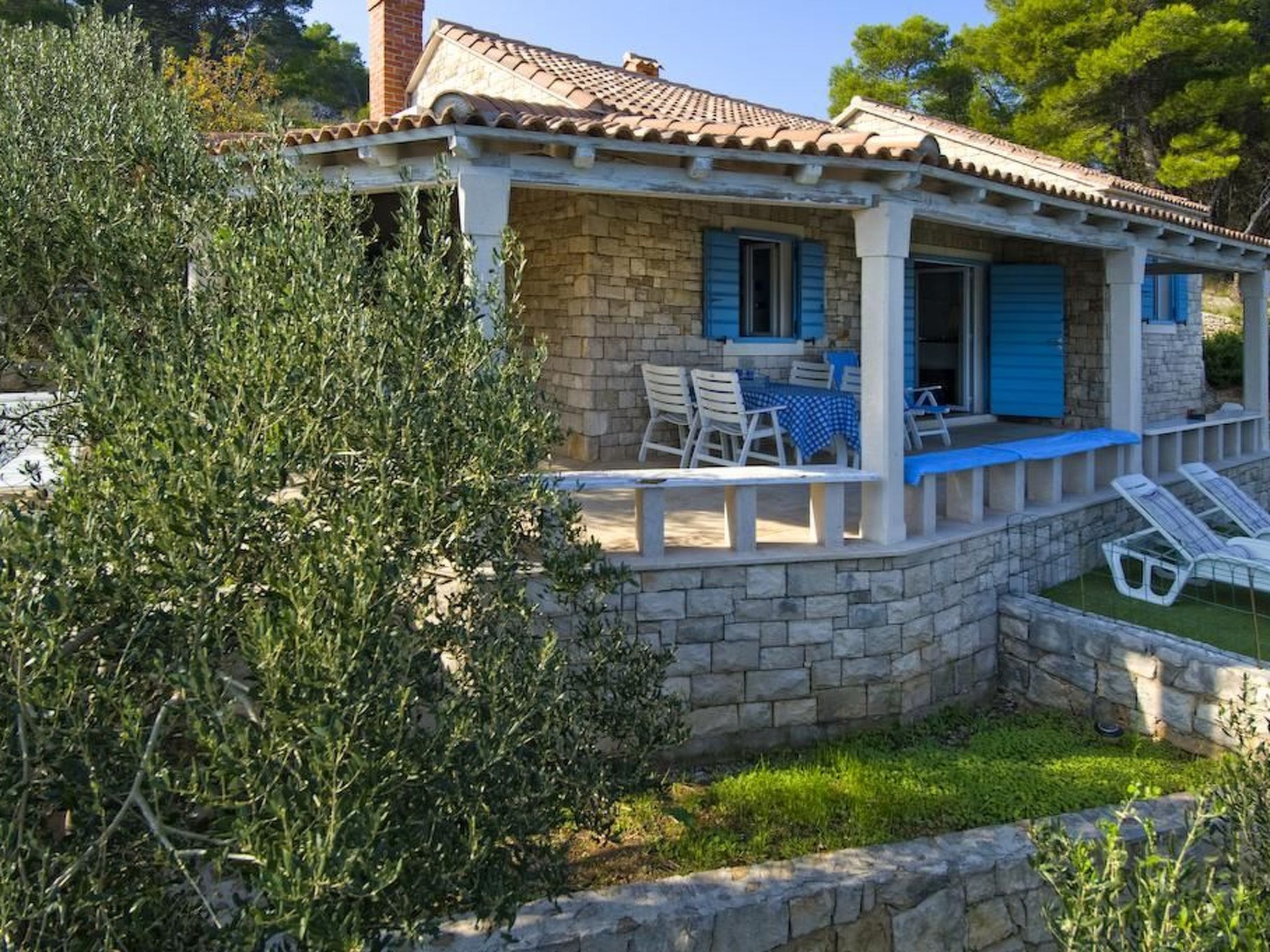 Romantisches traditionelles Natursteinhaus in erster Reihe zum Strand - Robinso-Dehors