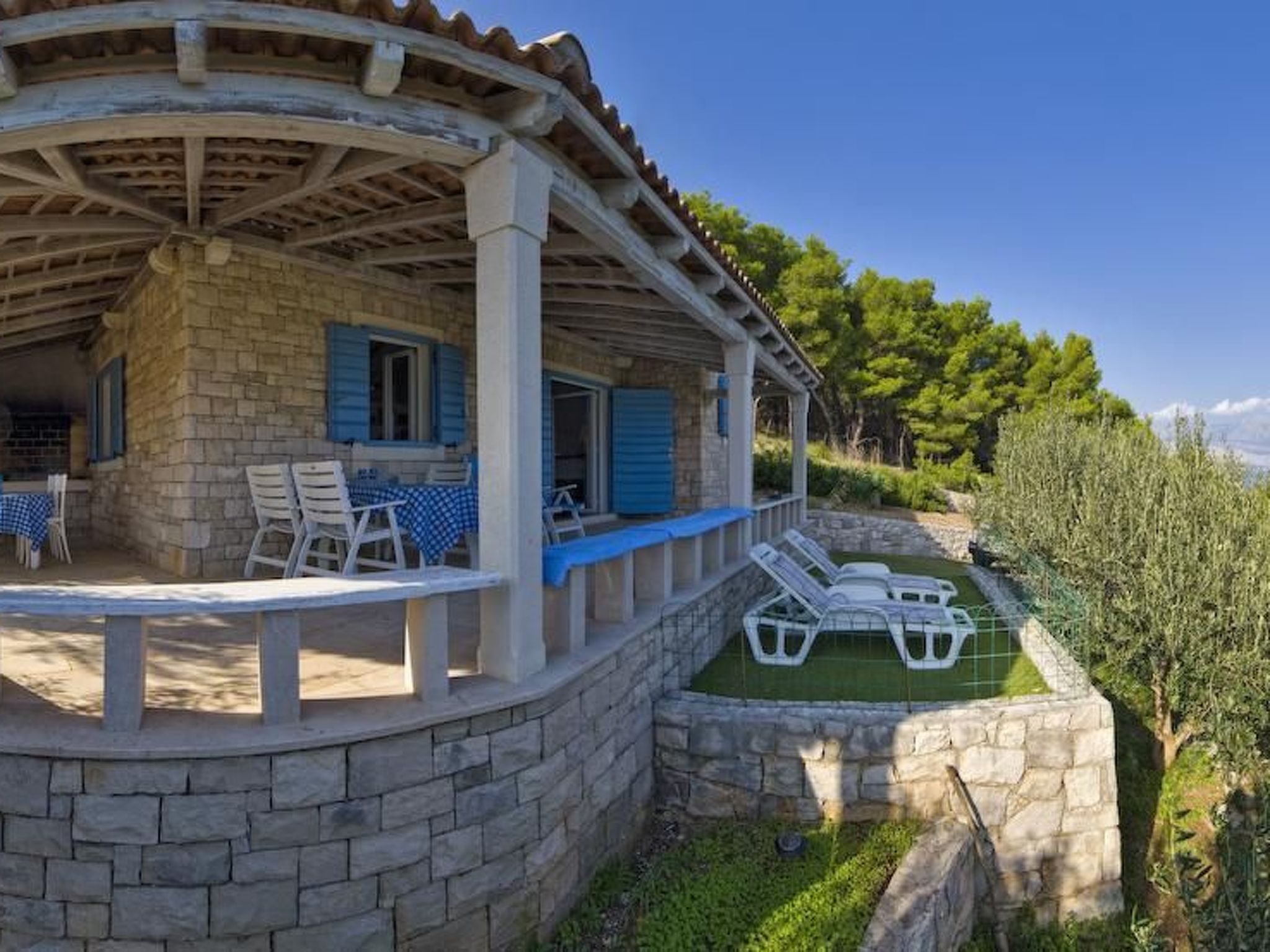 Romantisches traditionelles Natursteinhaus in erster Reihe zum Strand - Robinso-Dehors