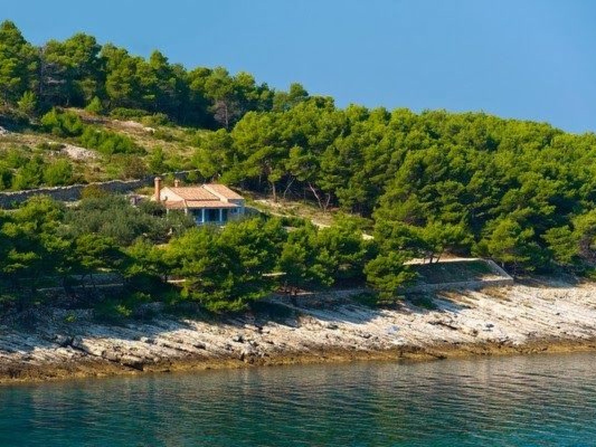 Romantisches traditionelles Natursteinhaus in erster Reihe zum Strand - Robinso-Dehors