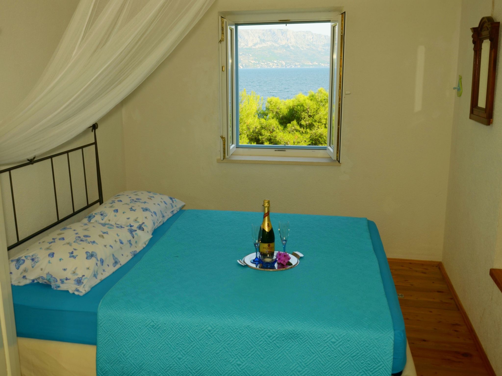 Romantisches traditionelles Natursteinhaus in erster Reihe zum Strand - Robinso-Dedans