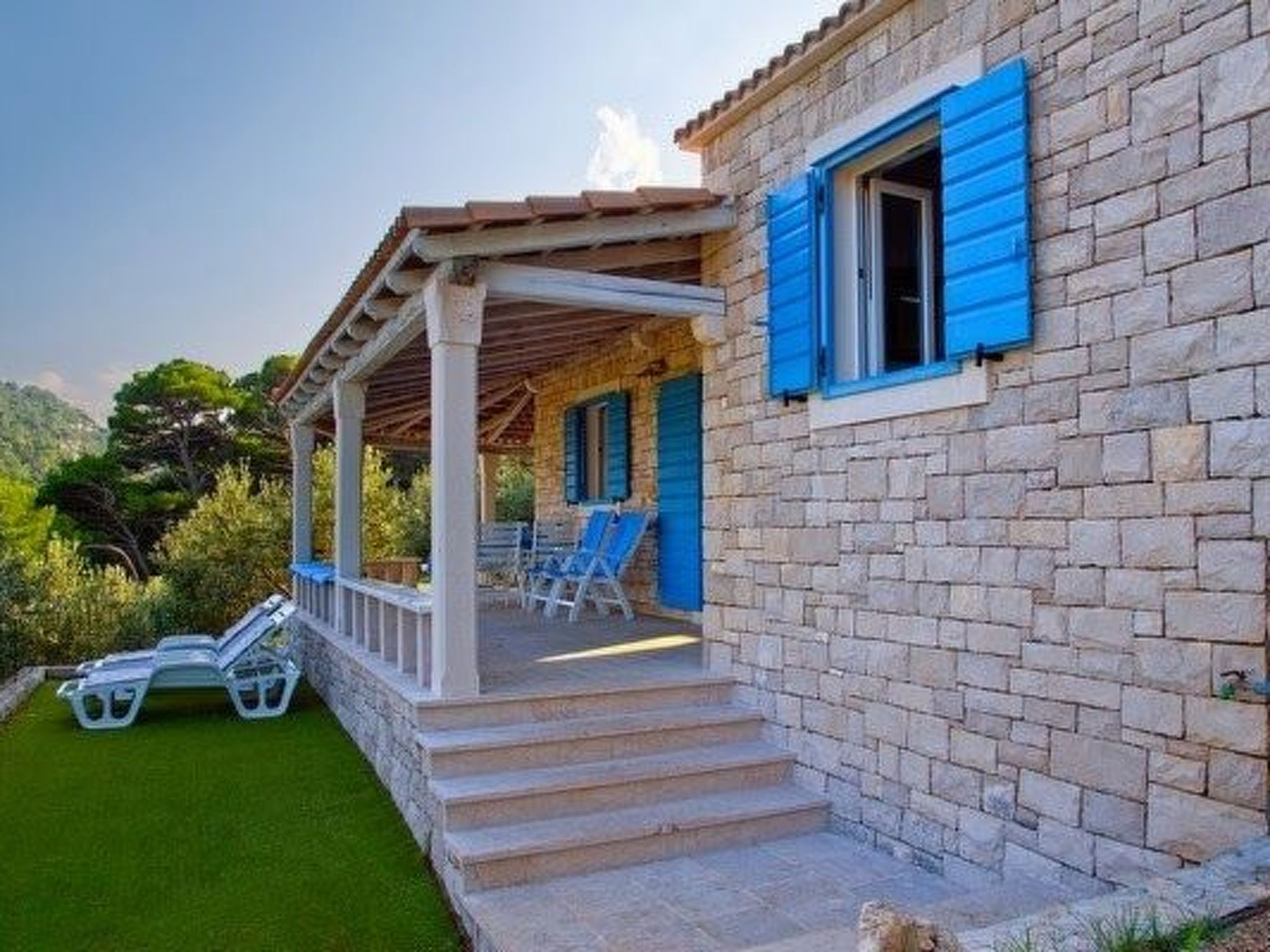 Romantisches traditionelles Natursteinhaus in erster Reihe zum Strand - Robinso-Image-tags.info